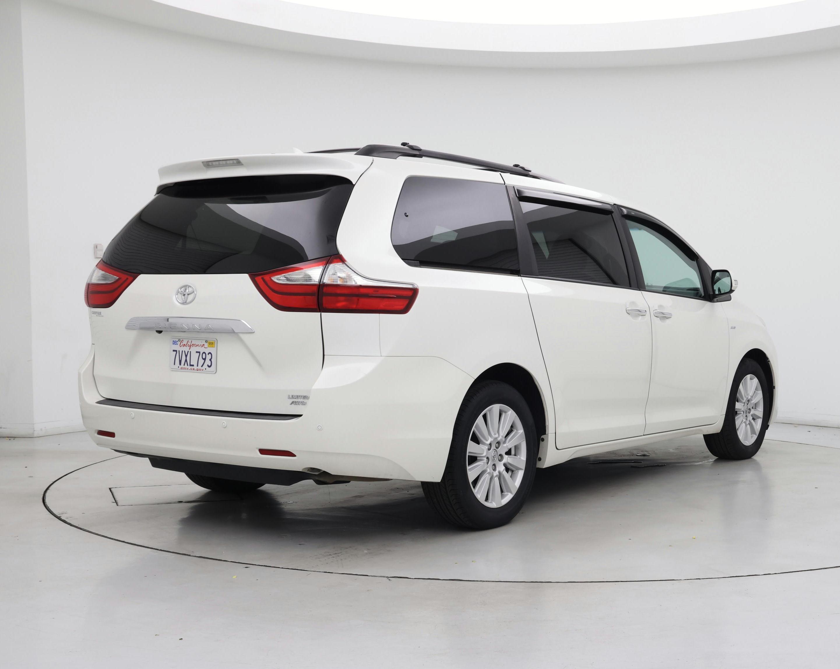 Thumbnail: 2017 Toyota Sienna - 8
