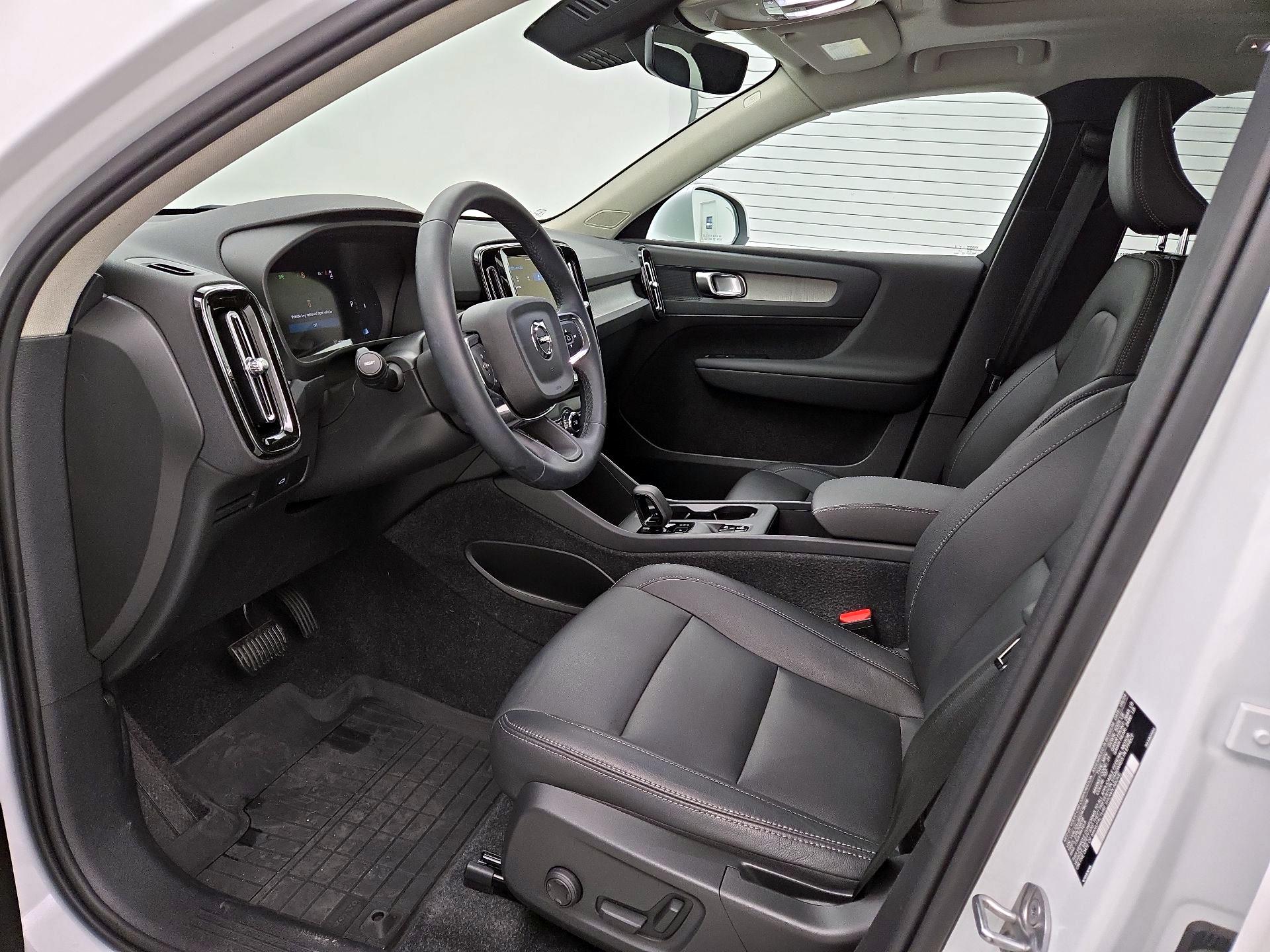 Thumbnail: 2025 Volvo XC40 - 11