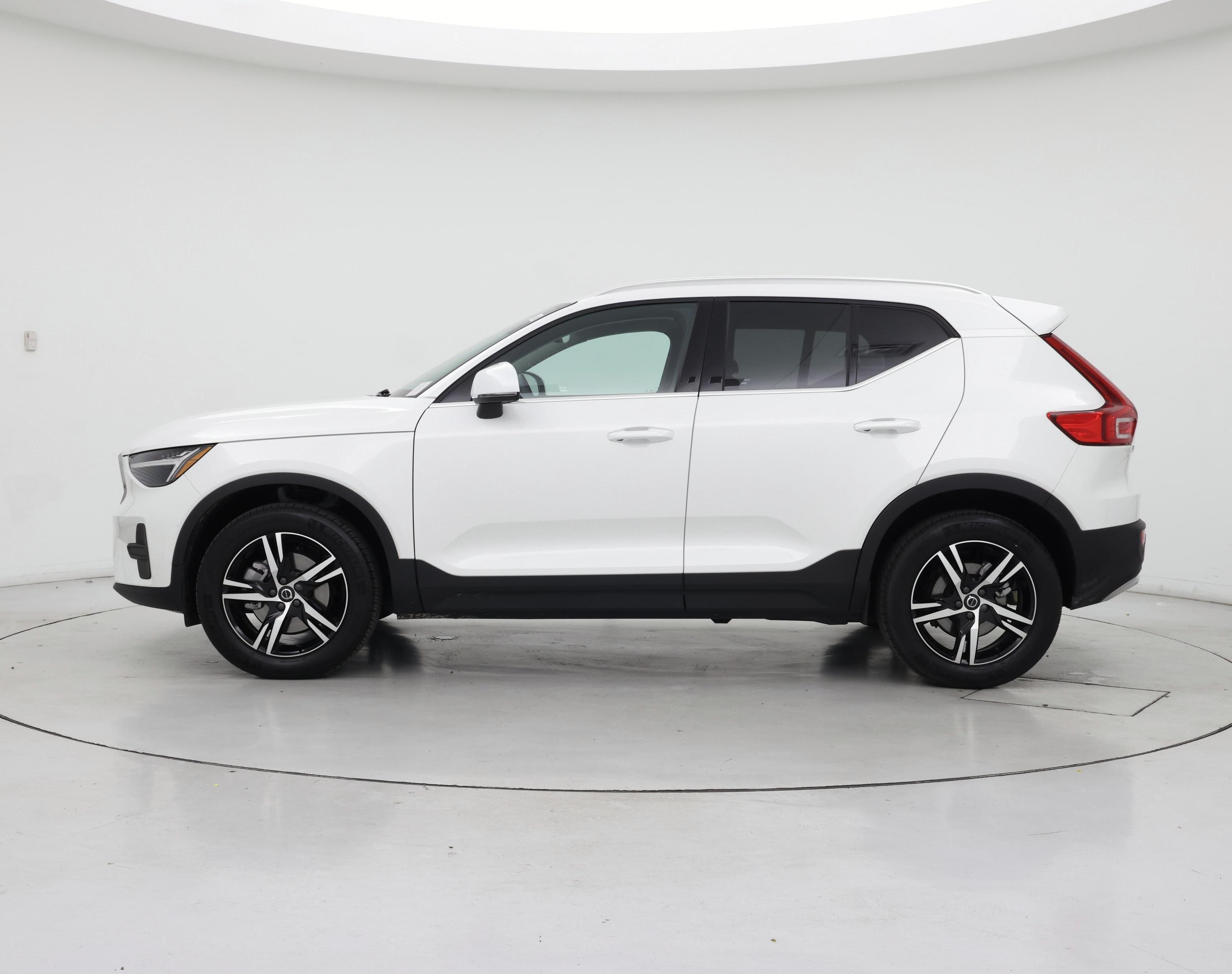 Thumbnail: 2025 Volvo XC40 - 3