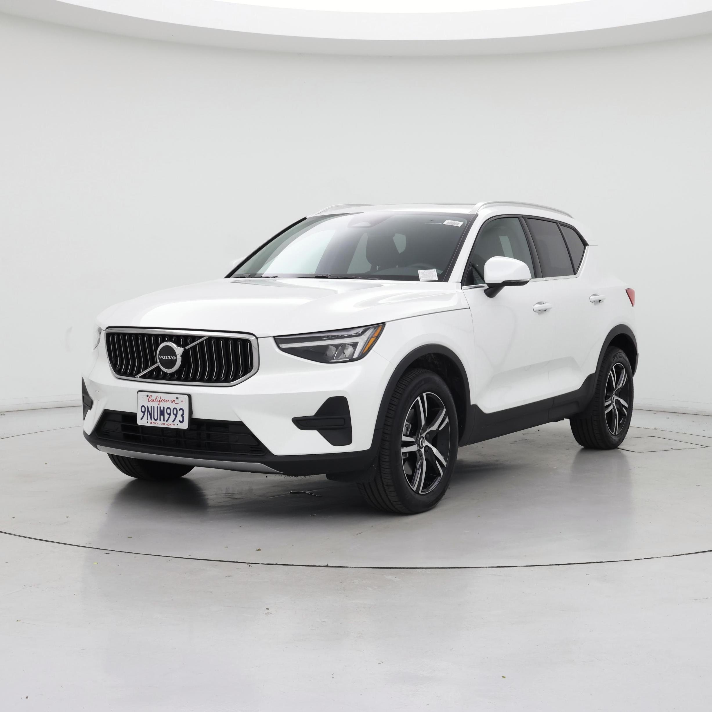 Thumbnail: 2025 Volvo XC40 - 4