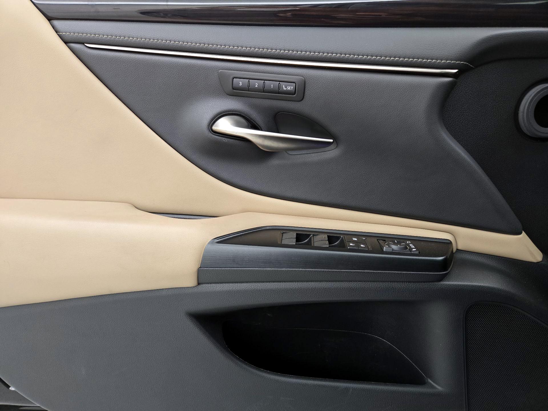 Thumbnail: 2020 Lexus ES - 12