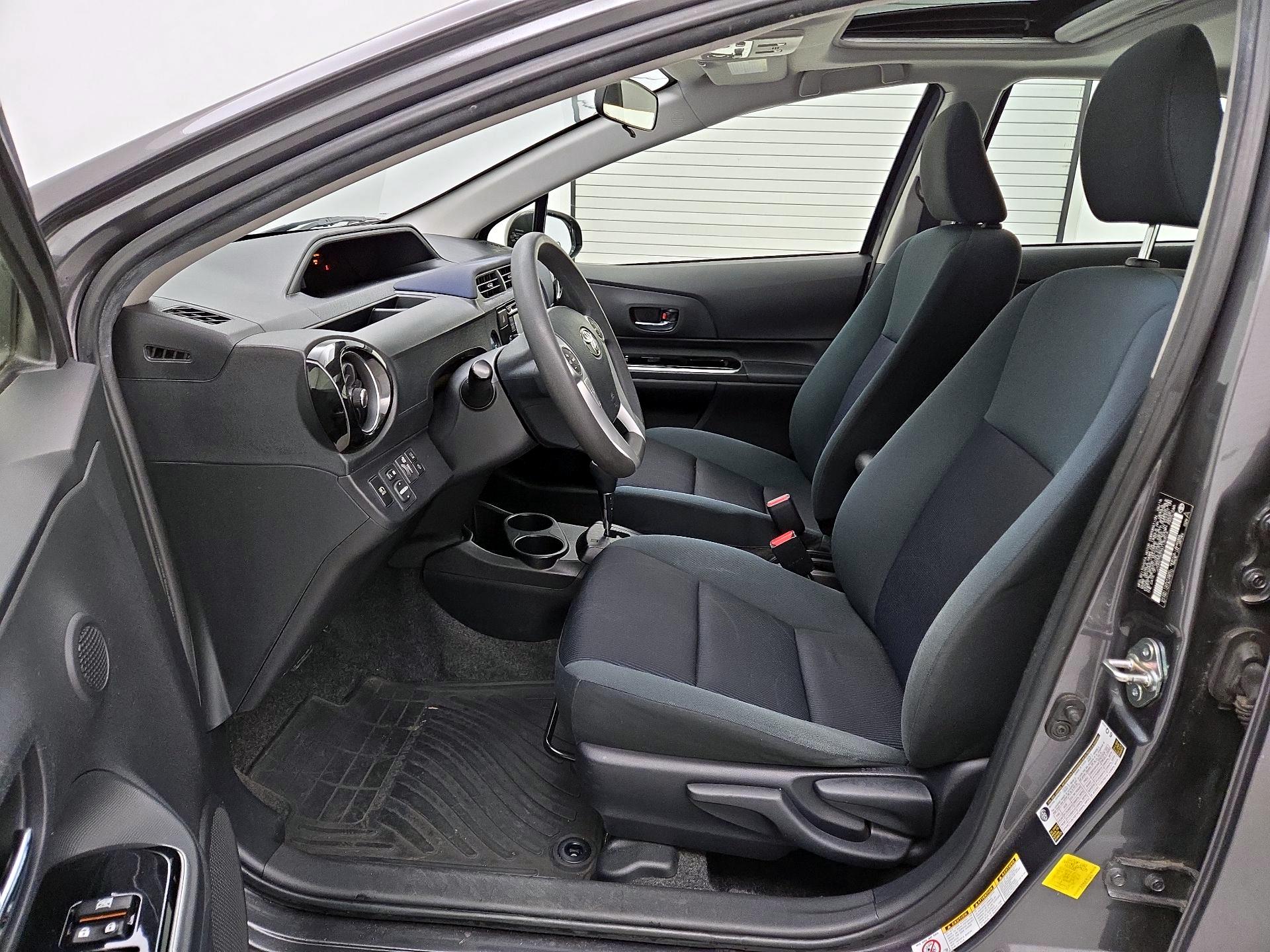 Thumbnail: 2016 Toyota Prius c - 11