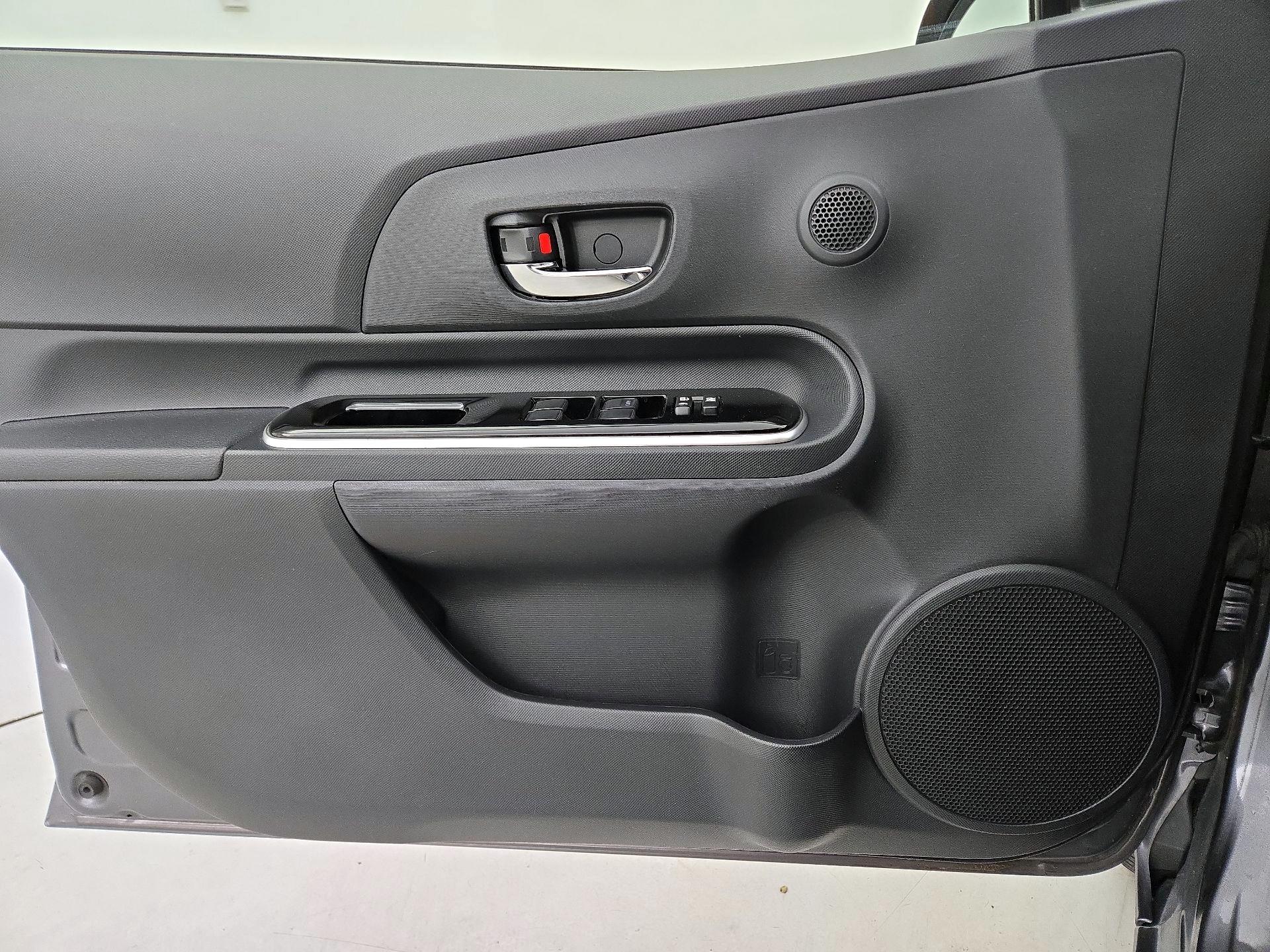 Thumbnail: 2016 Toyota Prius c - 12