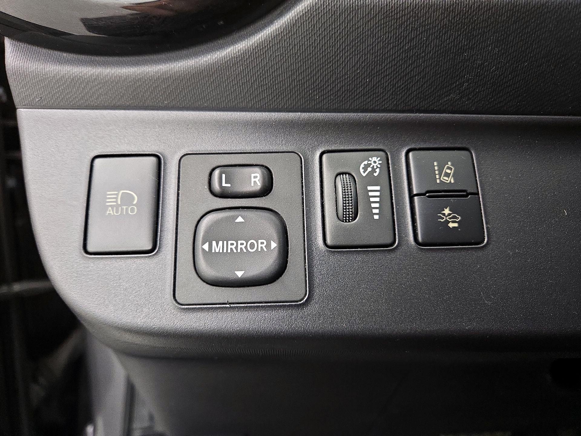 Thumbnail: 2016 Toyota Prius c - 13