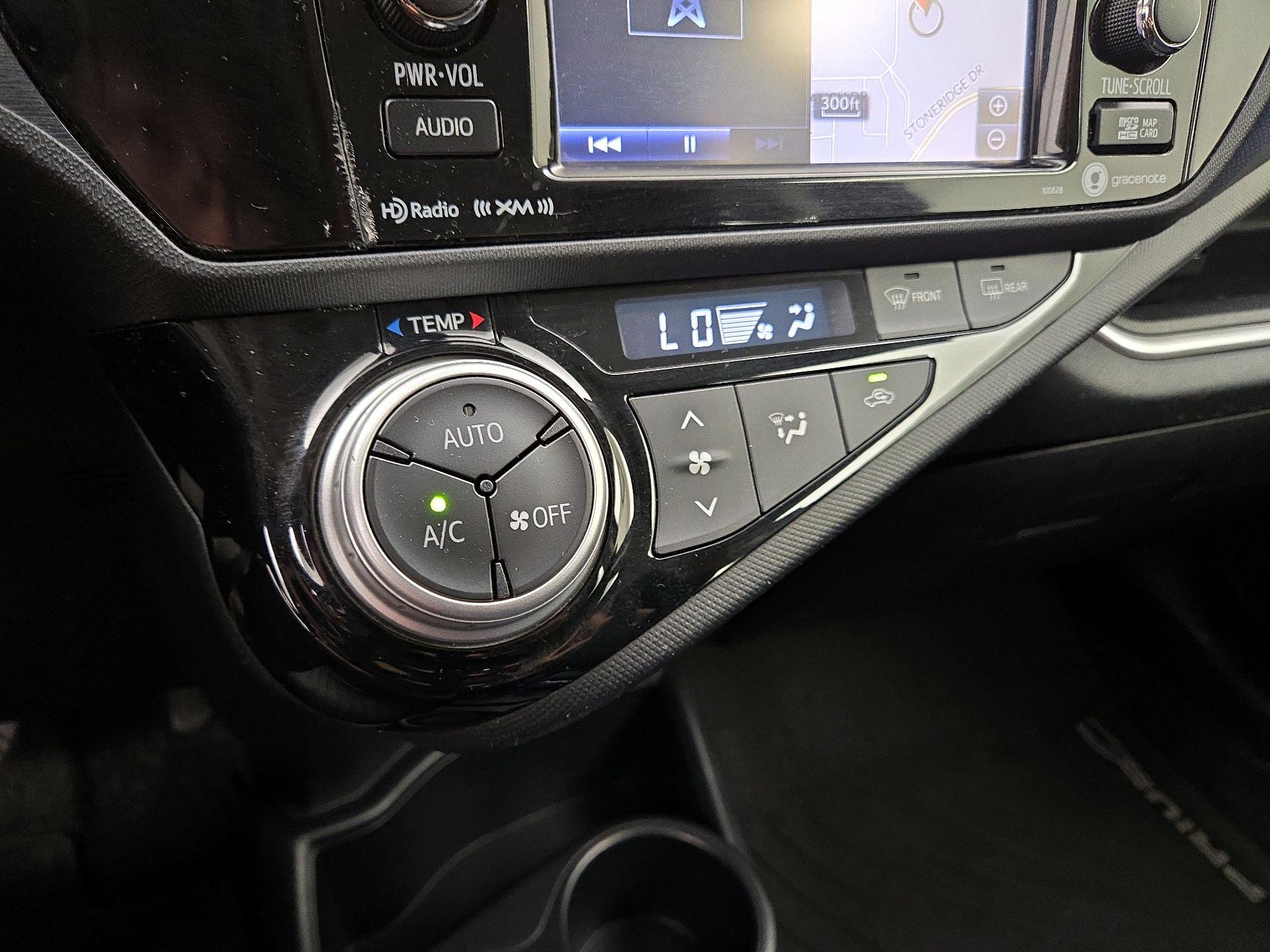 Thumbnail: 2016 Toyota Prius c - 16