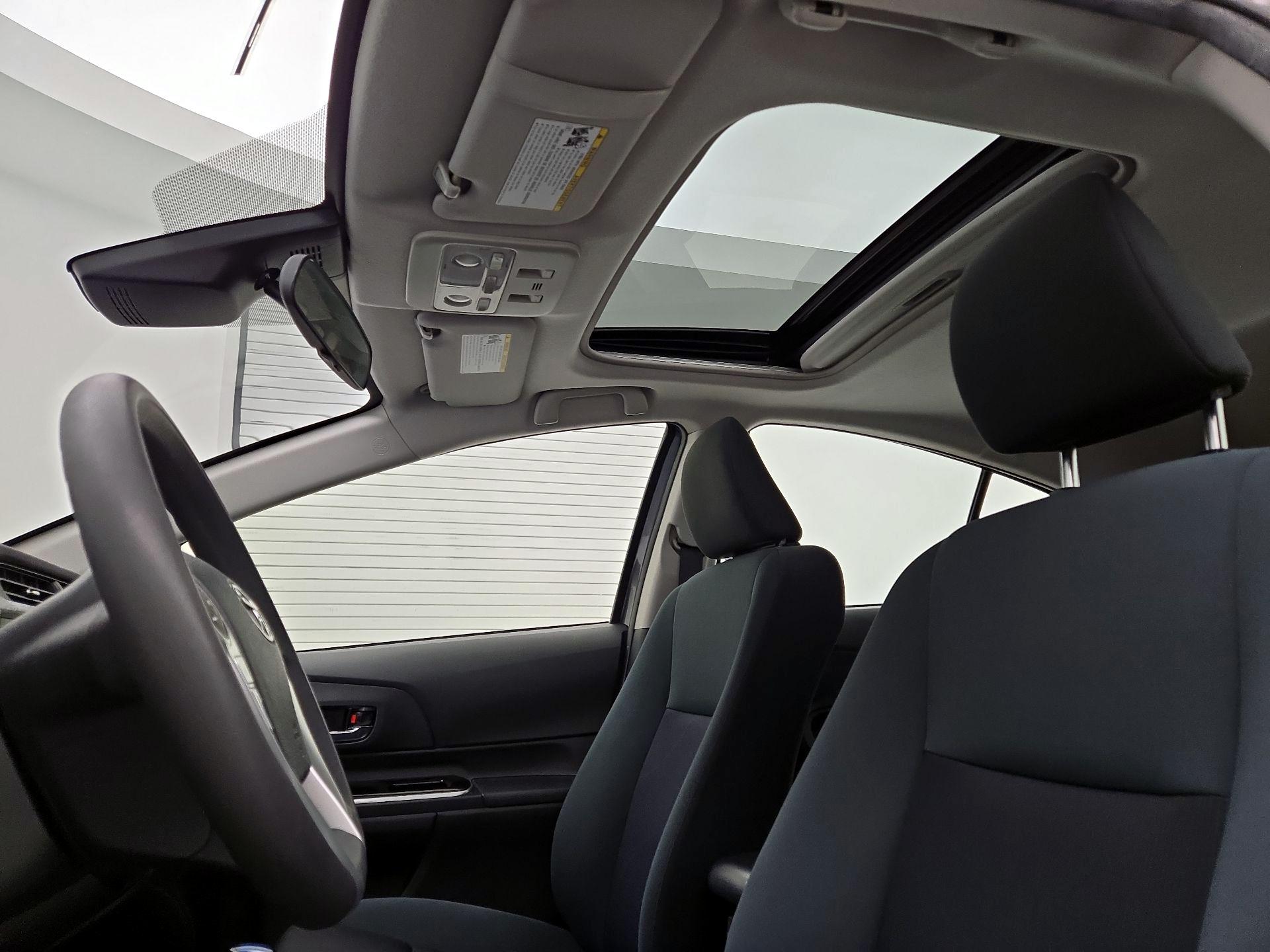Thumbnail: 2016 Toyota Prius c - 18