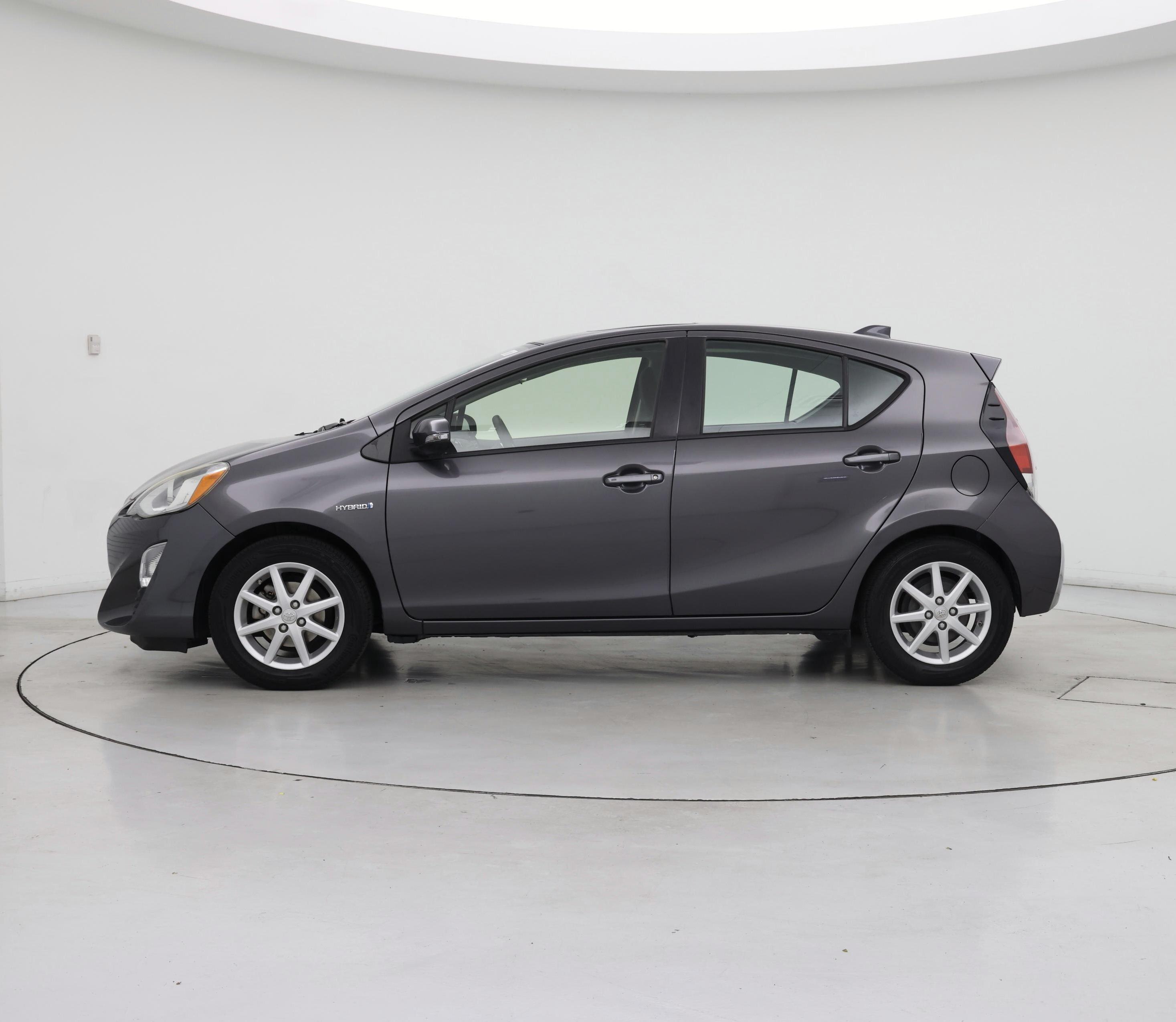 Thumbnail: 2016 Toyota Prius c - 3