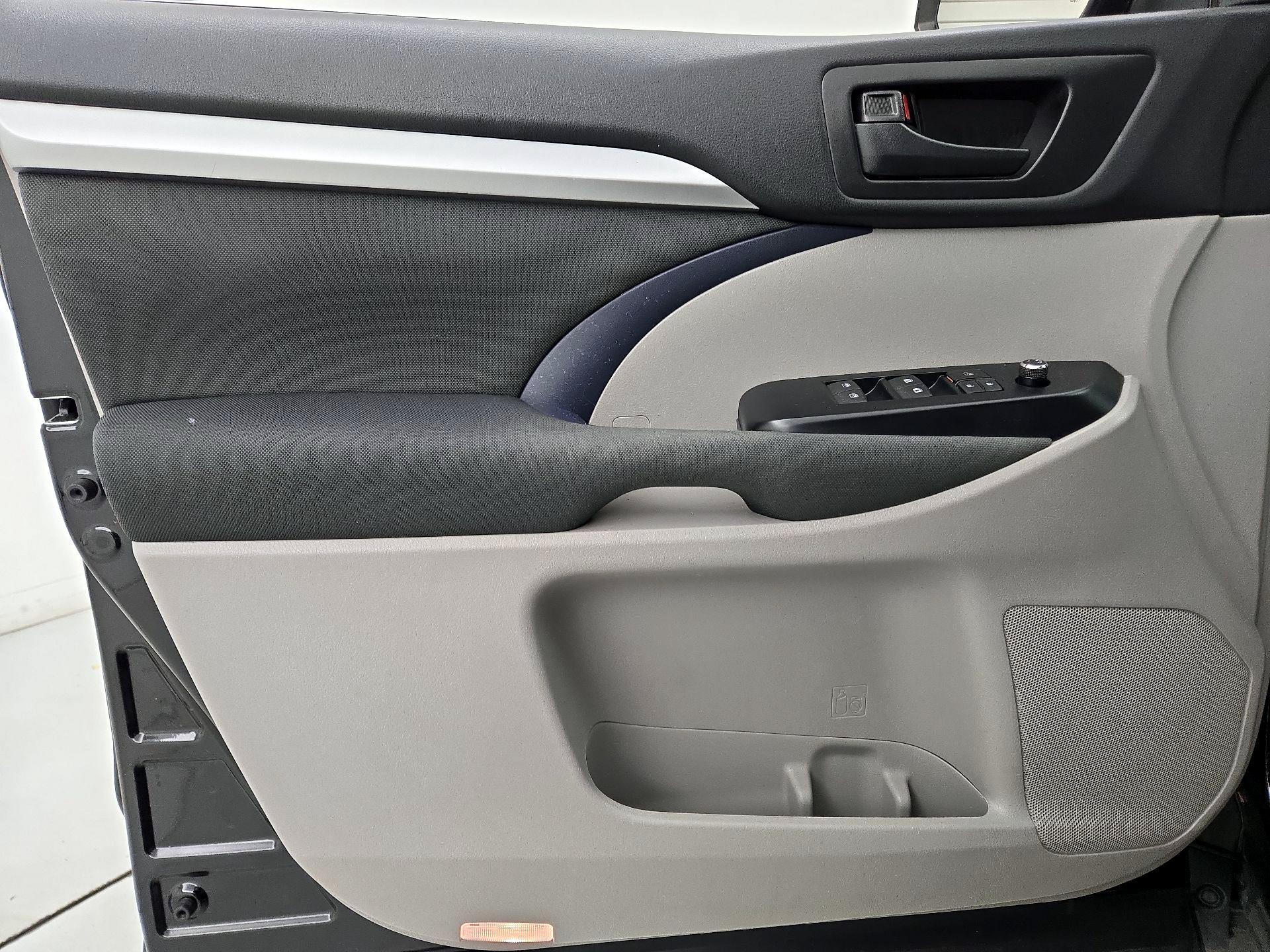 Thumbnail: 2017 Toyota Highlander - 12