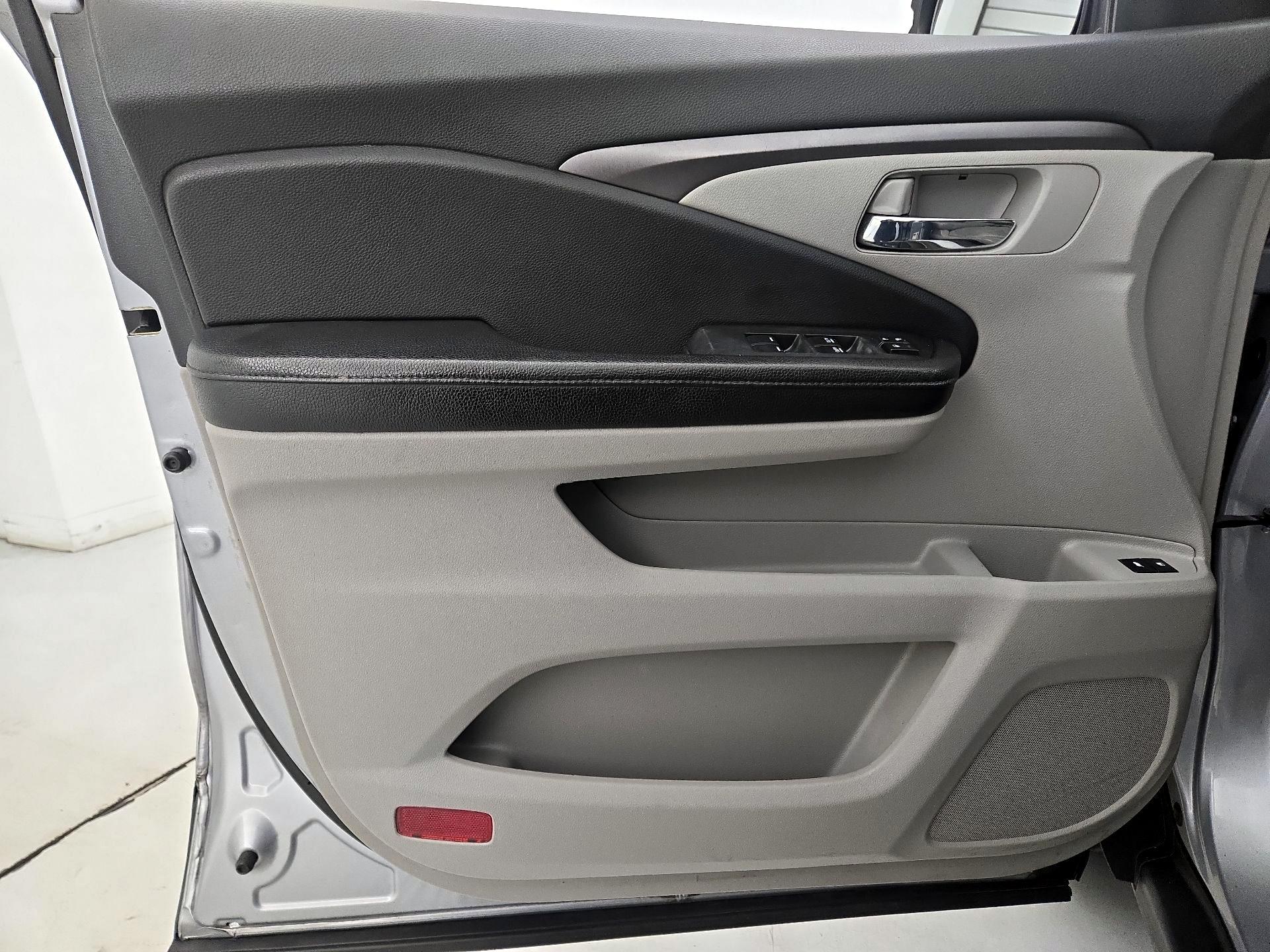 Thumbnail: 2017 Honda Pilot - 12