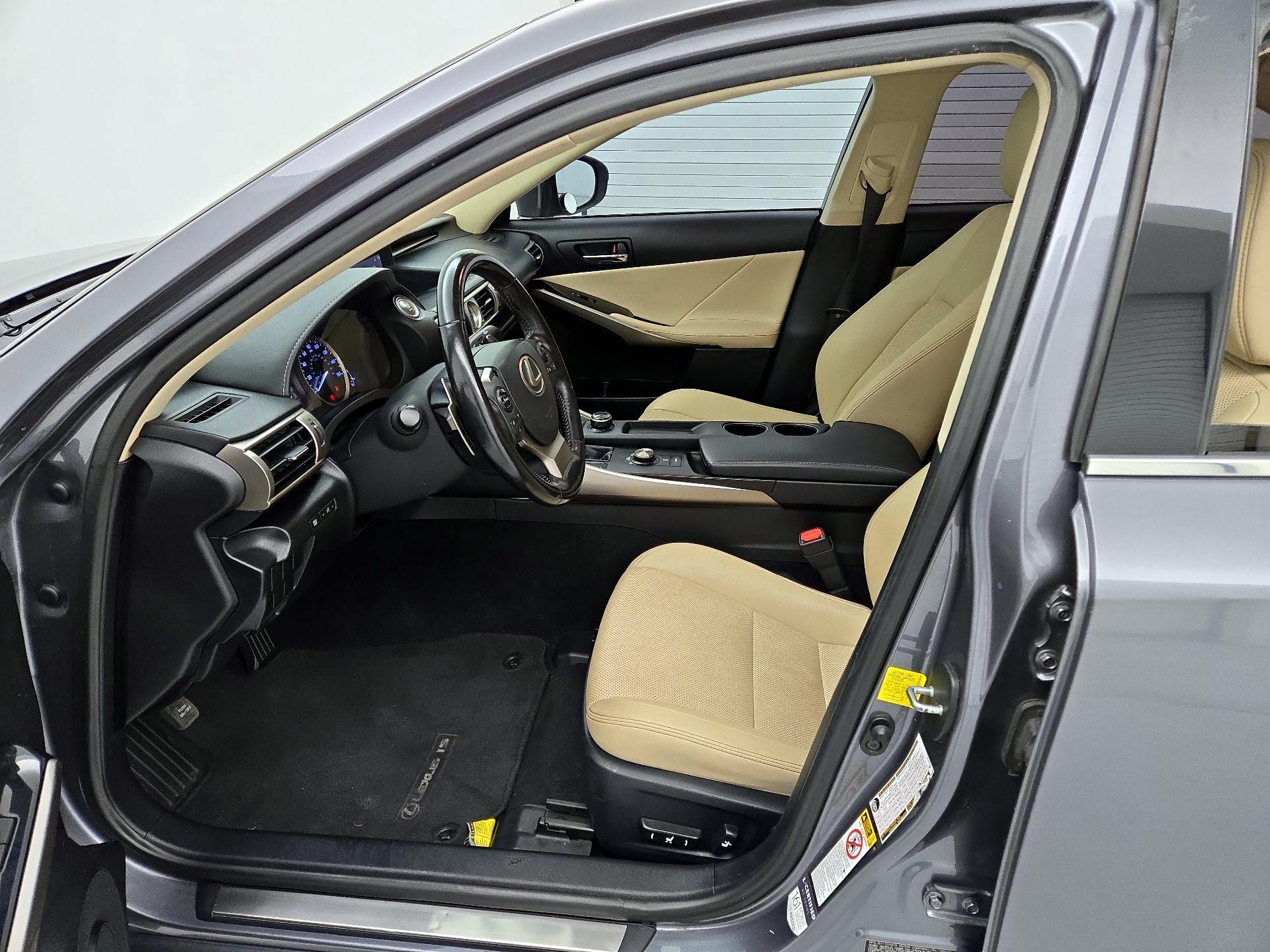 Thumbnail: 2016 Lexus IS - 11