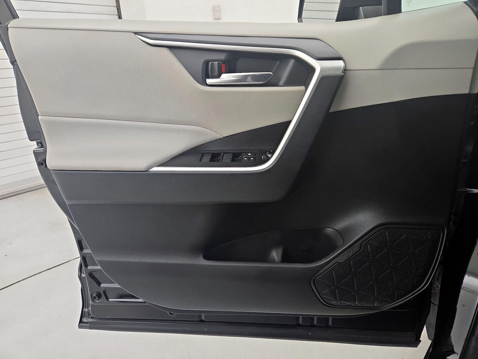 Thumbnail: 2020 Toyota RAV4 - 12