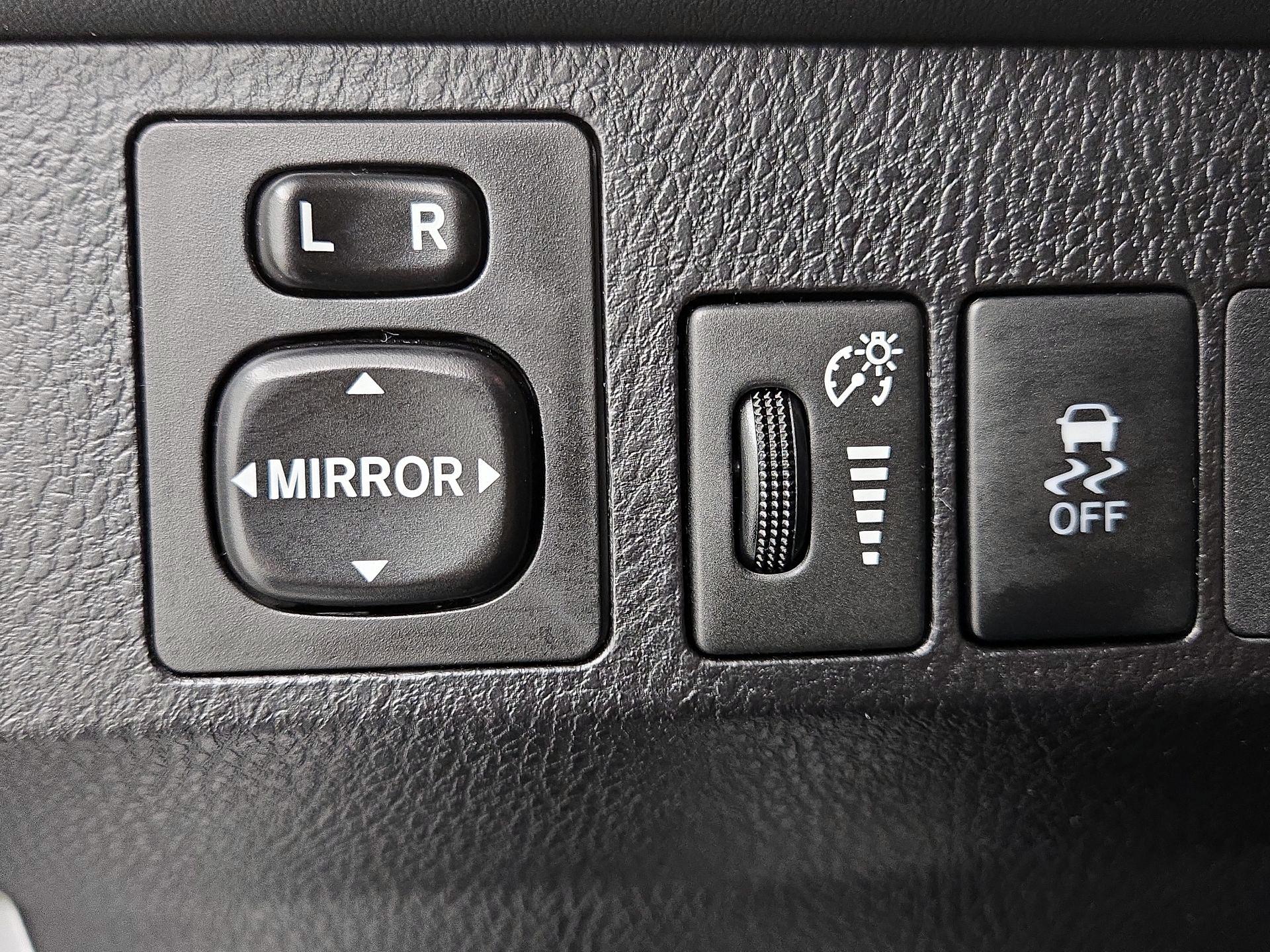 Thumbnail: 2015 Toyota RAV4 - 13