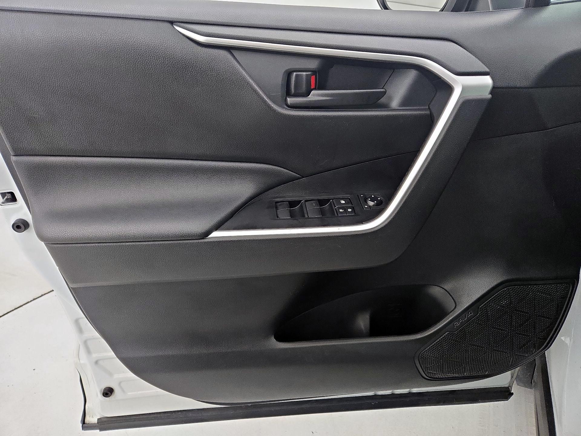 Thumbnail: 2020 Toyota RAV4 - 12