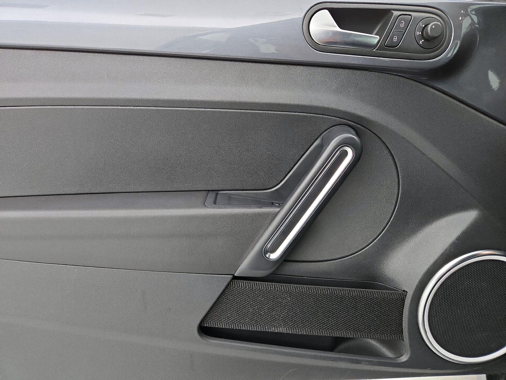 Thumbnail: 2014 Volkswagen Beetle - 12