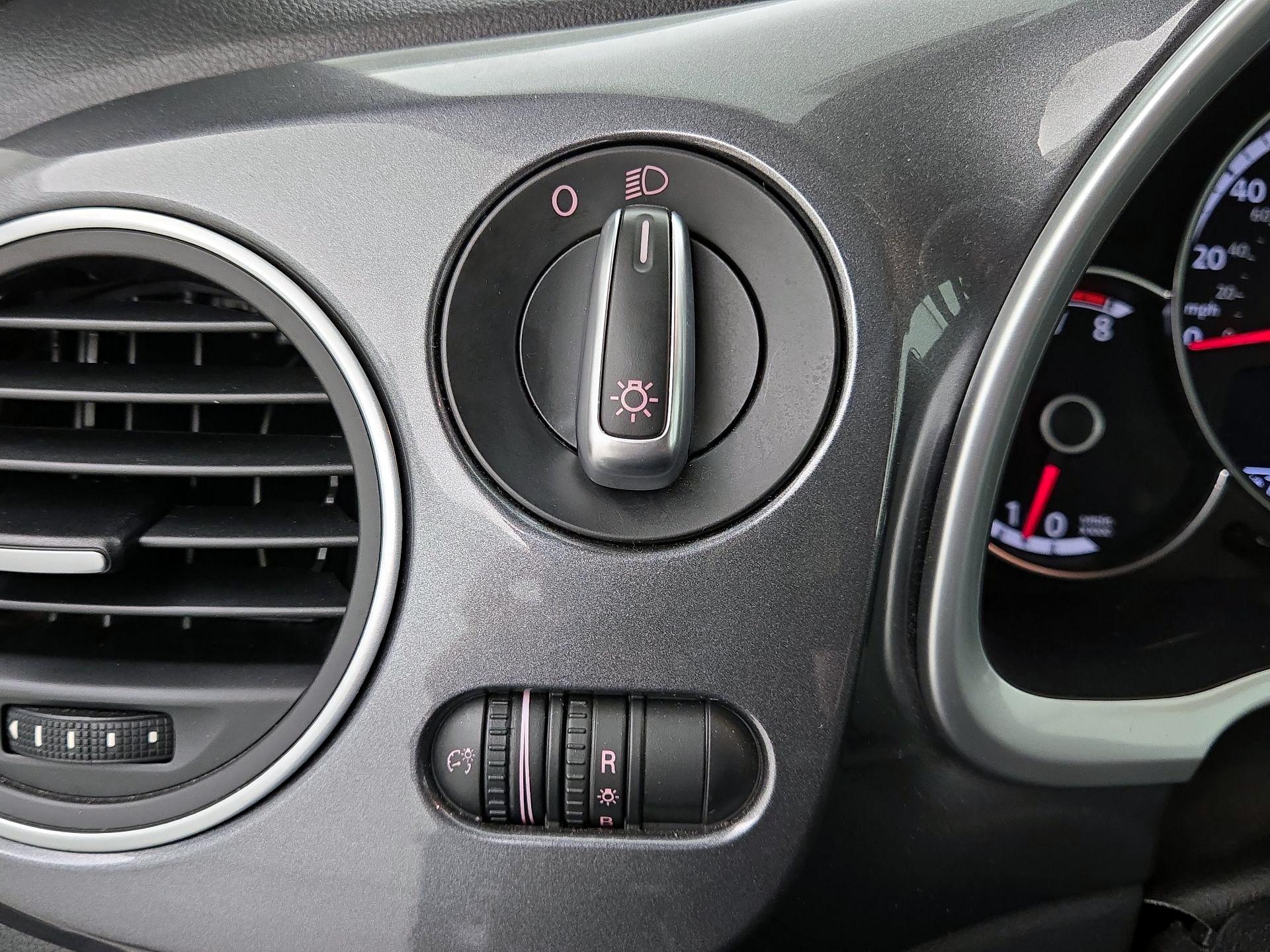 Thumbnail: 2014 Volkswagen Beetle - 13