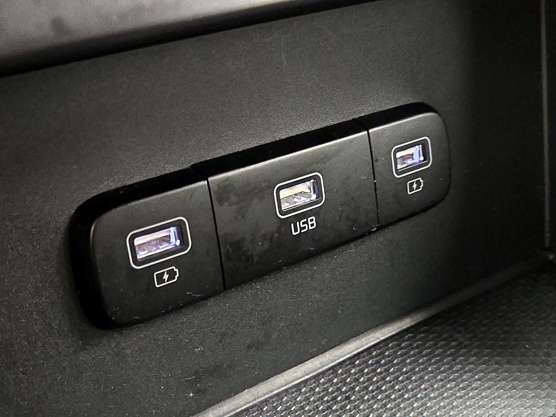 Thumbnail: 2023 Kia Carnival - 18