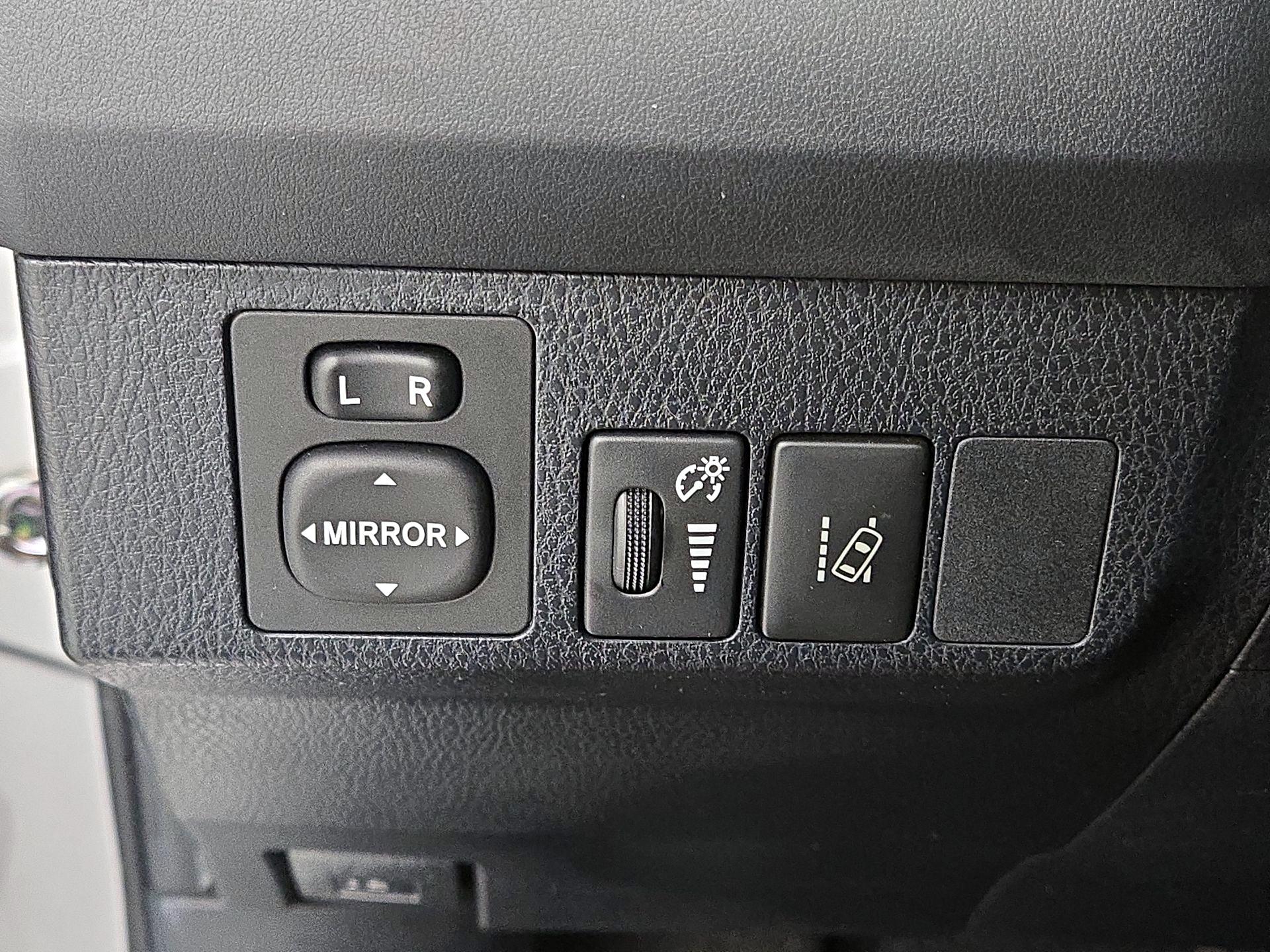 Thumbnail: 2018 Toyota RAV4 - 13