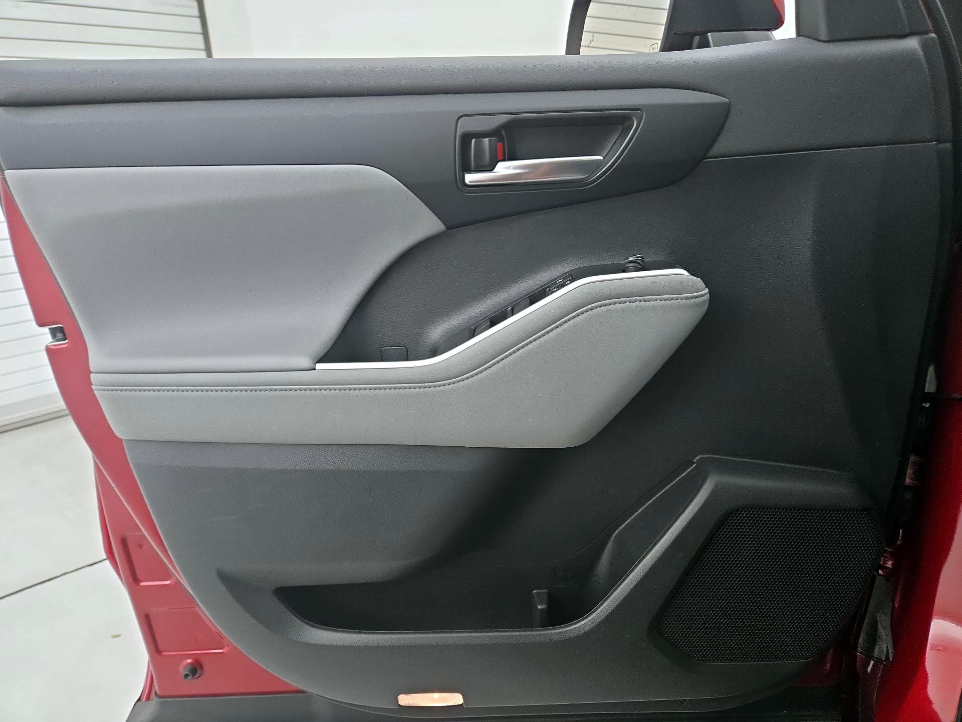 Thumbnail: 2023 Toyota Highlander - 12