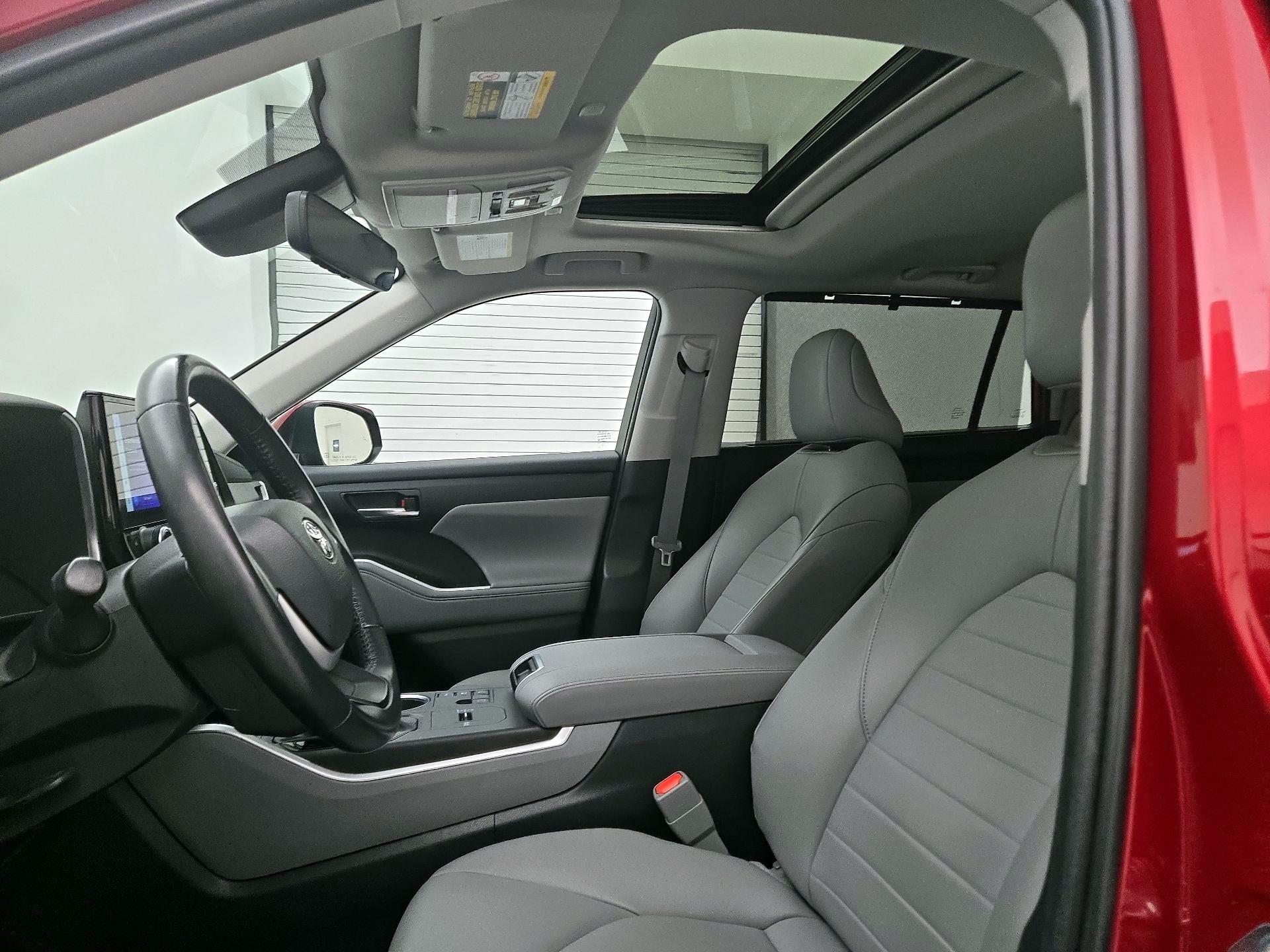 Thumbnail: 2023 Toyota Highlander - 20