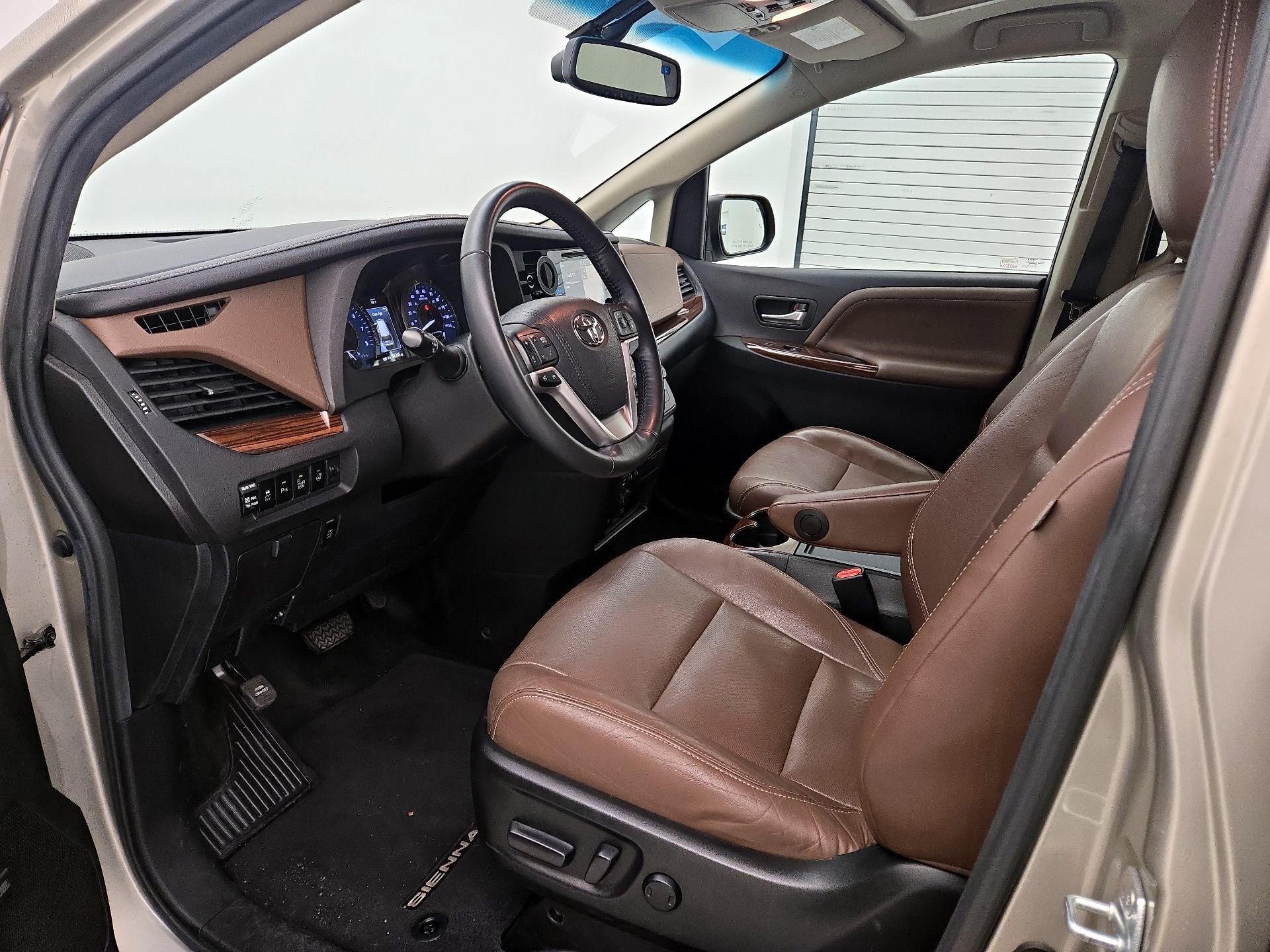 Thumbnail: 2015 Toyota Sienna - 11