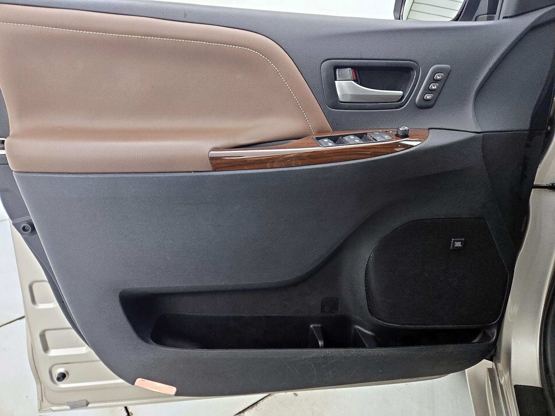 Thumbnail: 2015 Toyota Sienna - 12