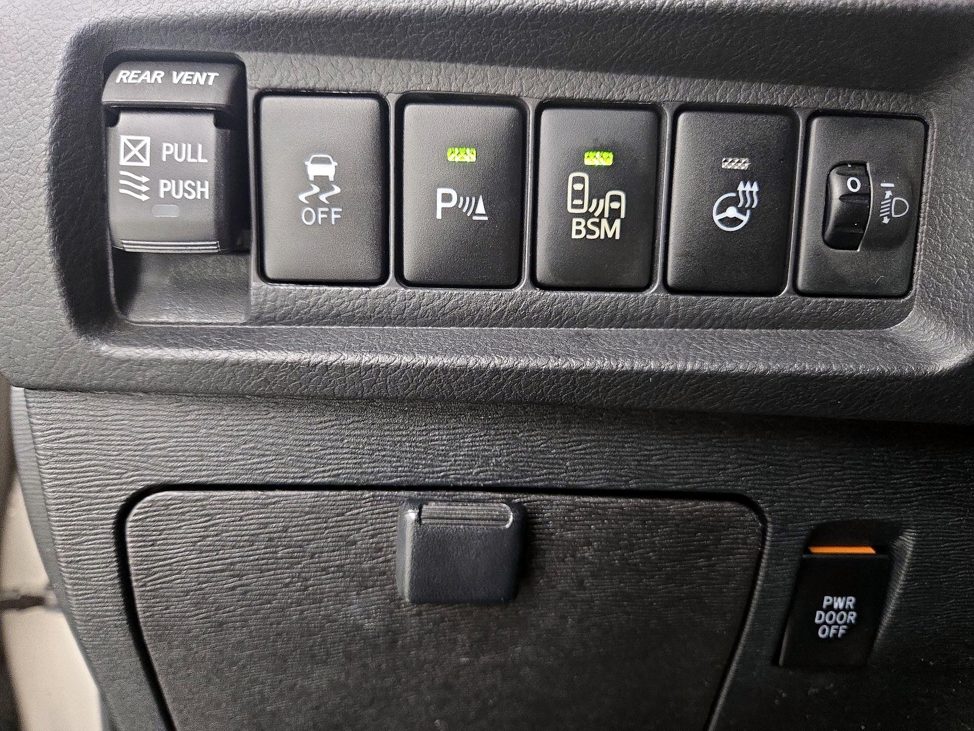 Thumbnail: 2015 Toyota Sienna - 13