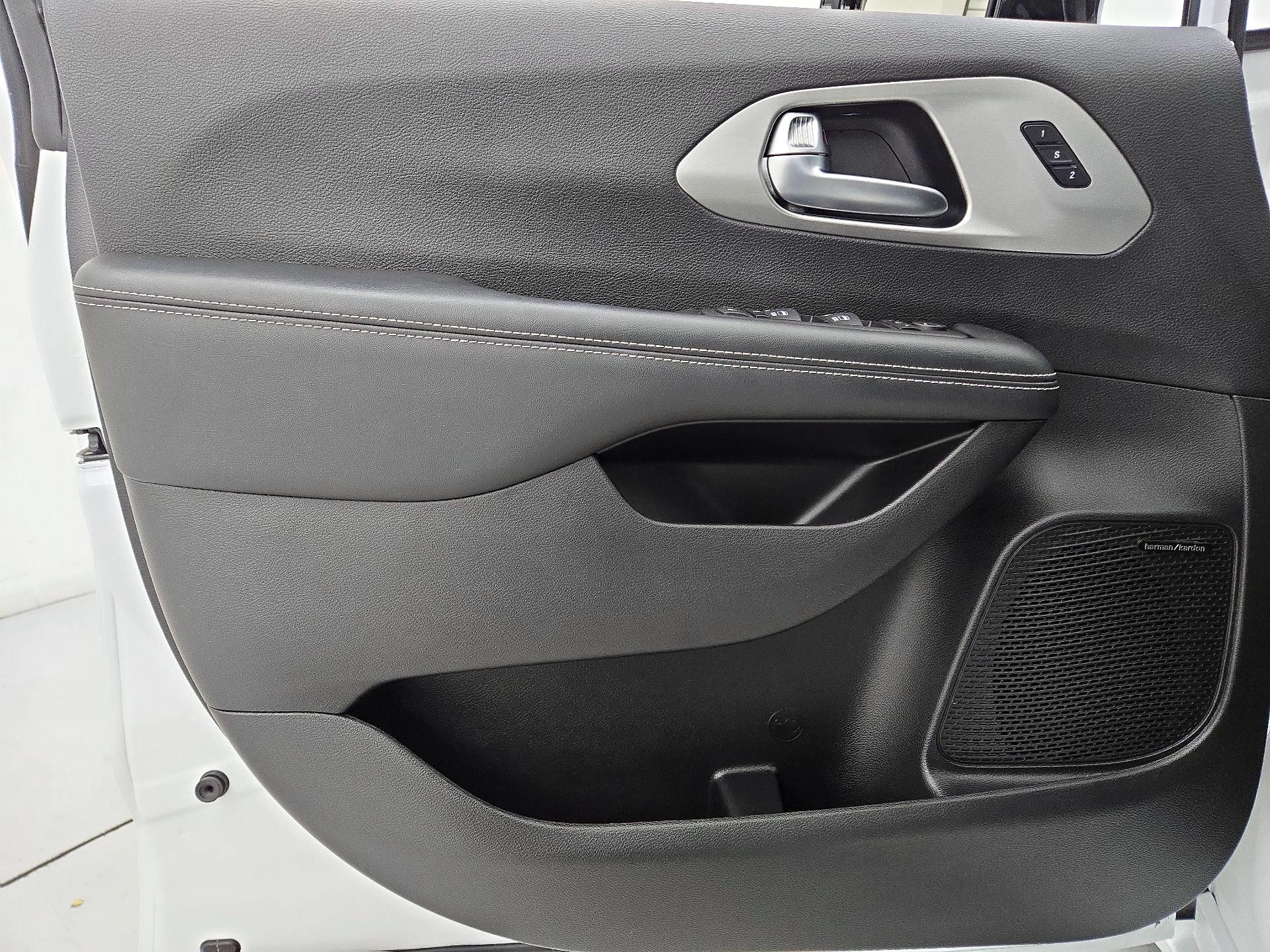 Thumbnail: 2023 Chrysler Pacifica - 12