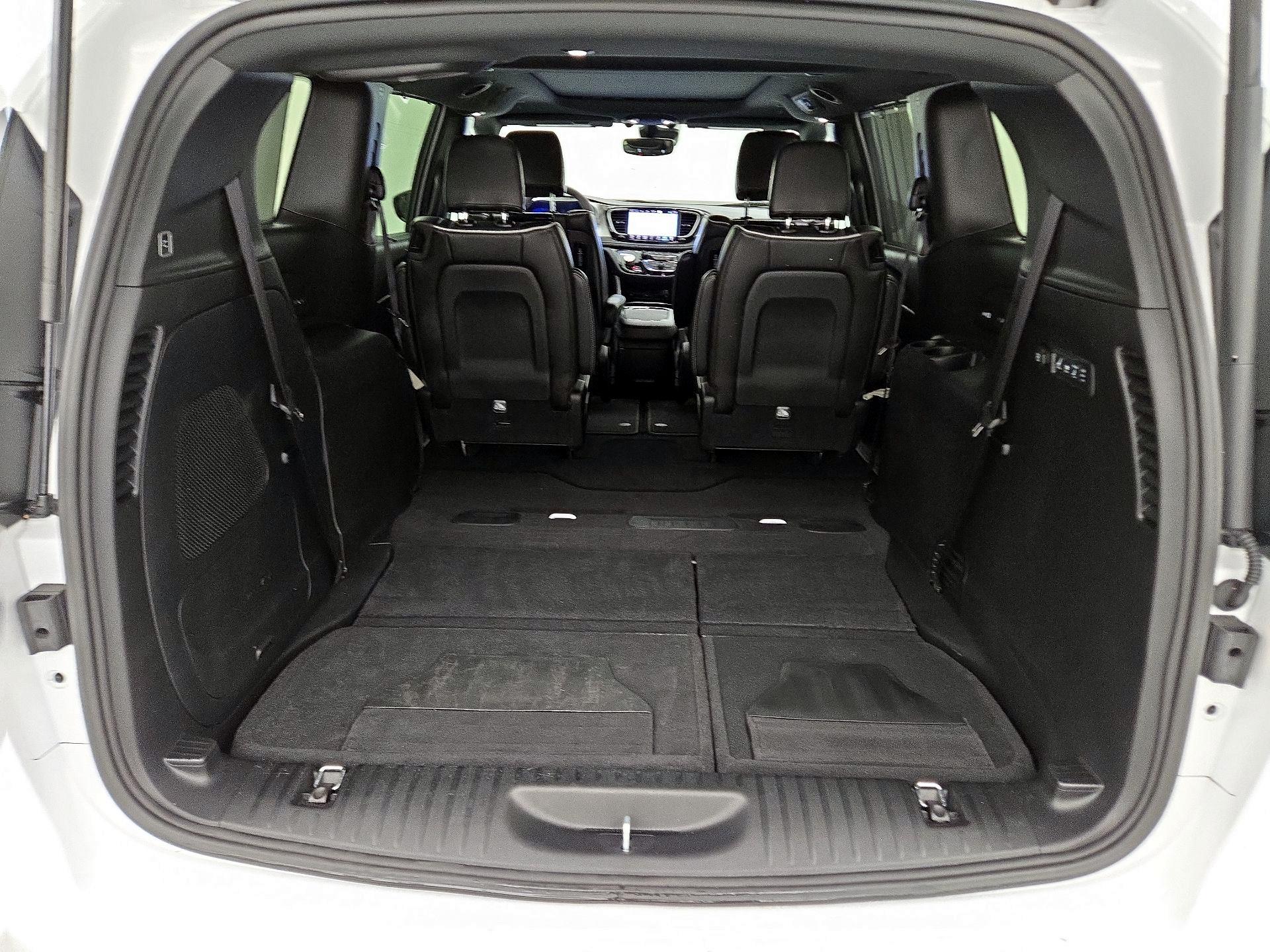 Thumbnail: 2023 Chrysler Pacifica - 18