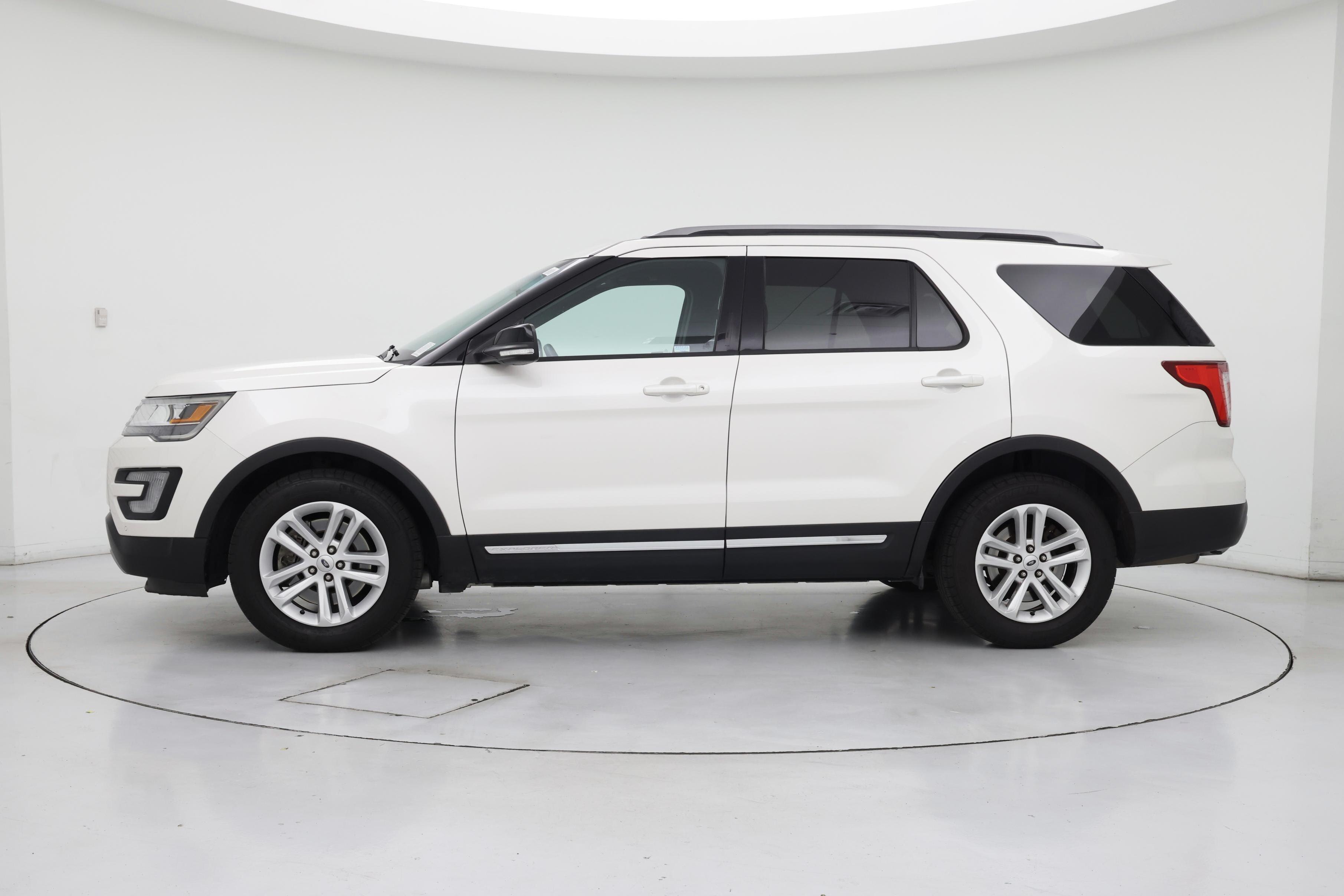 Thumbnail: 2016 Ford Explorer - 3