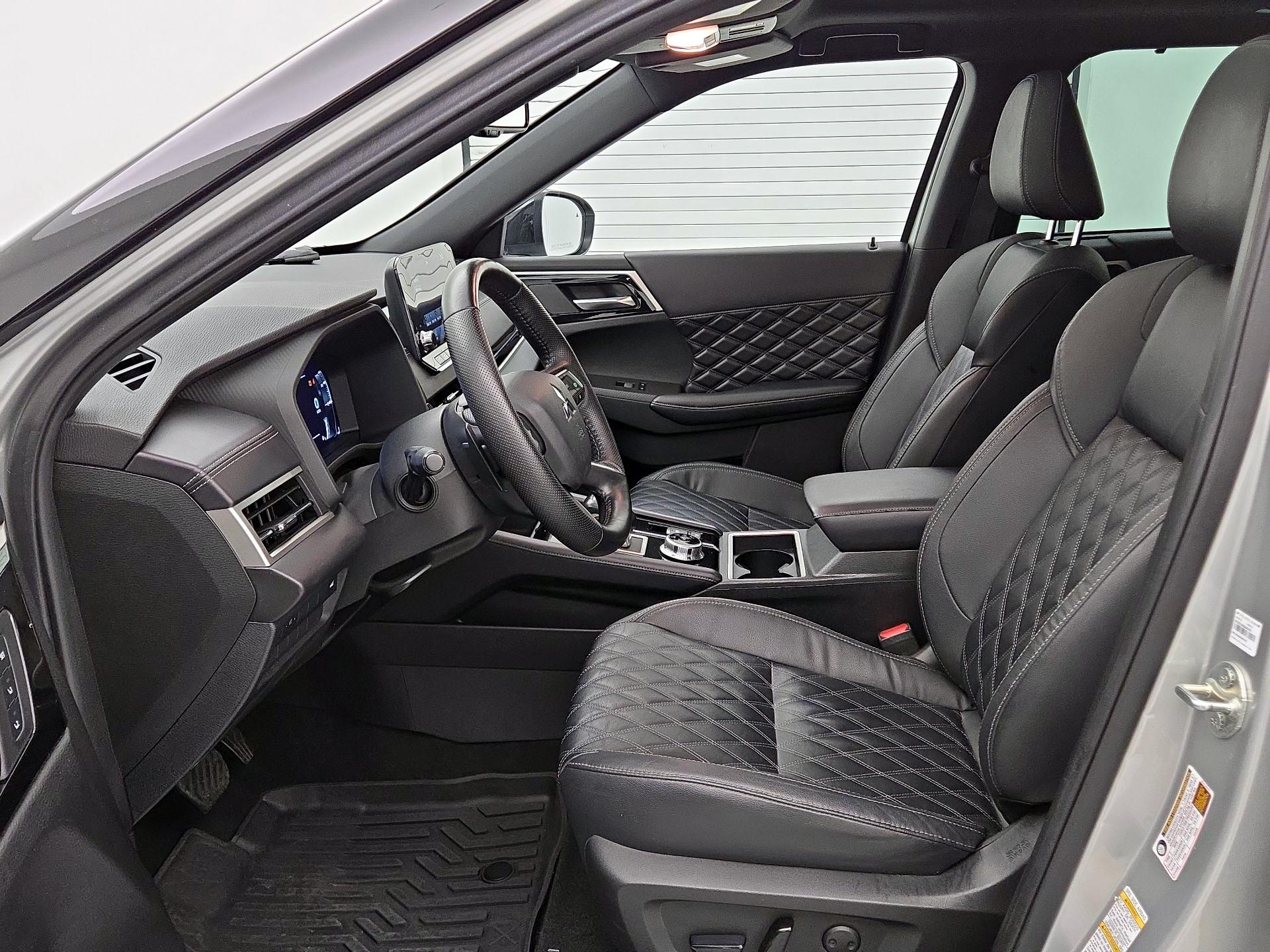 Thumbnail: 2023 Mitsubishi Outlander - 11