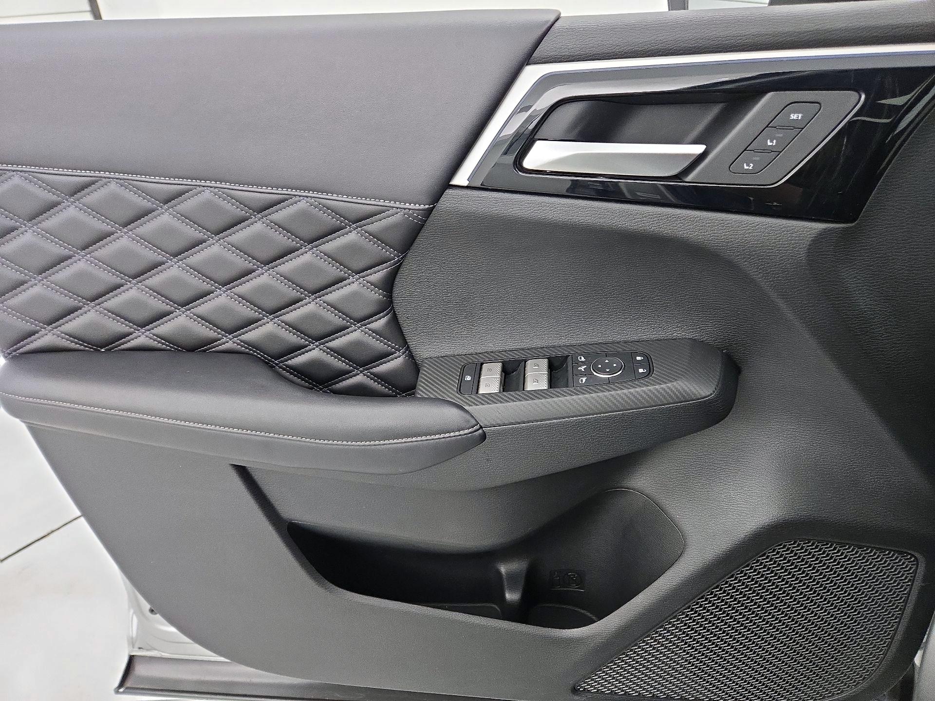 Thumbnail: 2023 Mitsubishi Outlander - 12