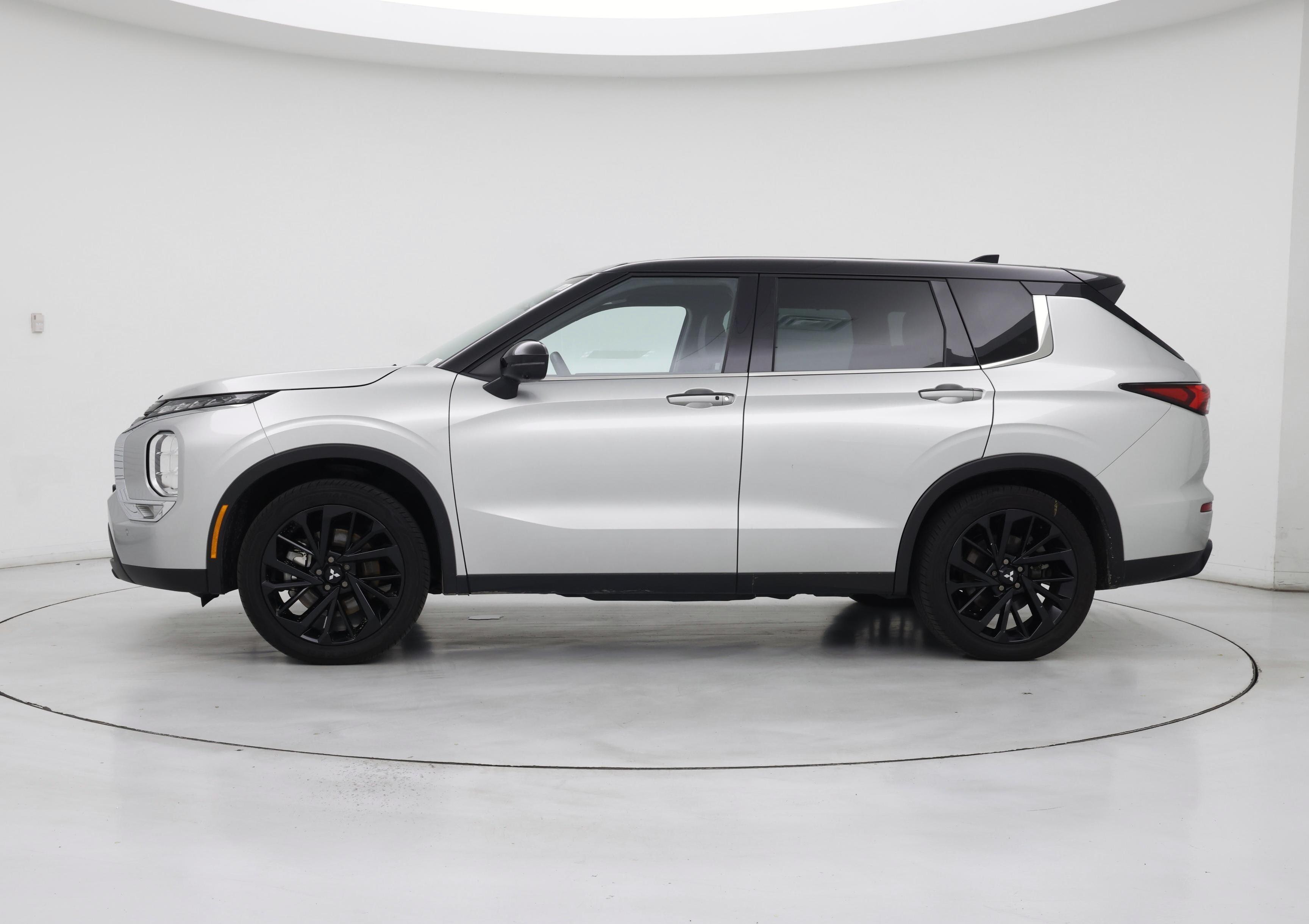 Thumbnail: 2023 Mitsubishi Outlander - 3