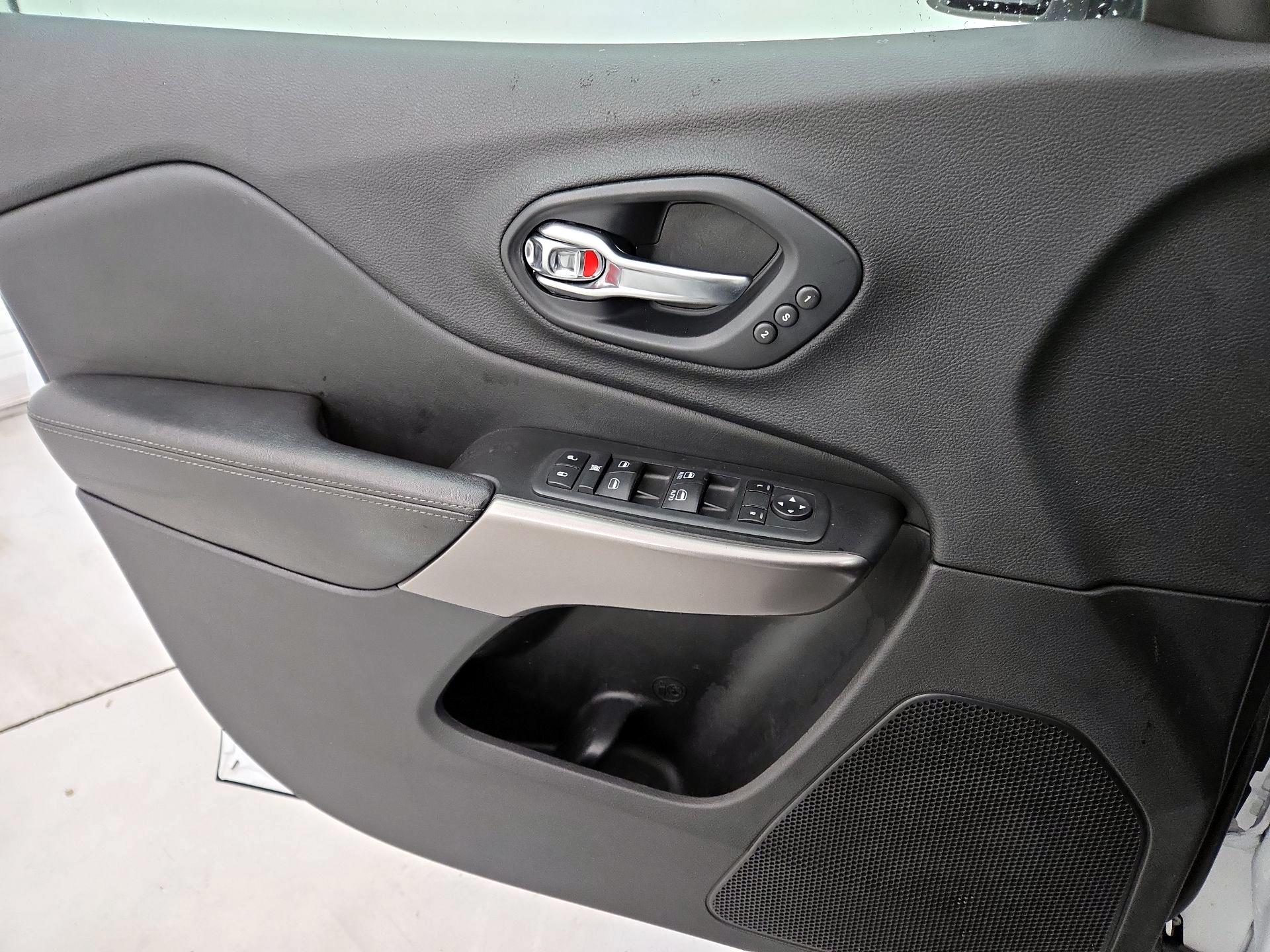 Thumbnail: 2019 Jeep Cherokee - 12