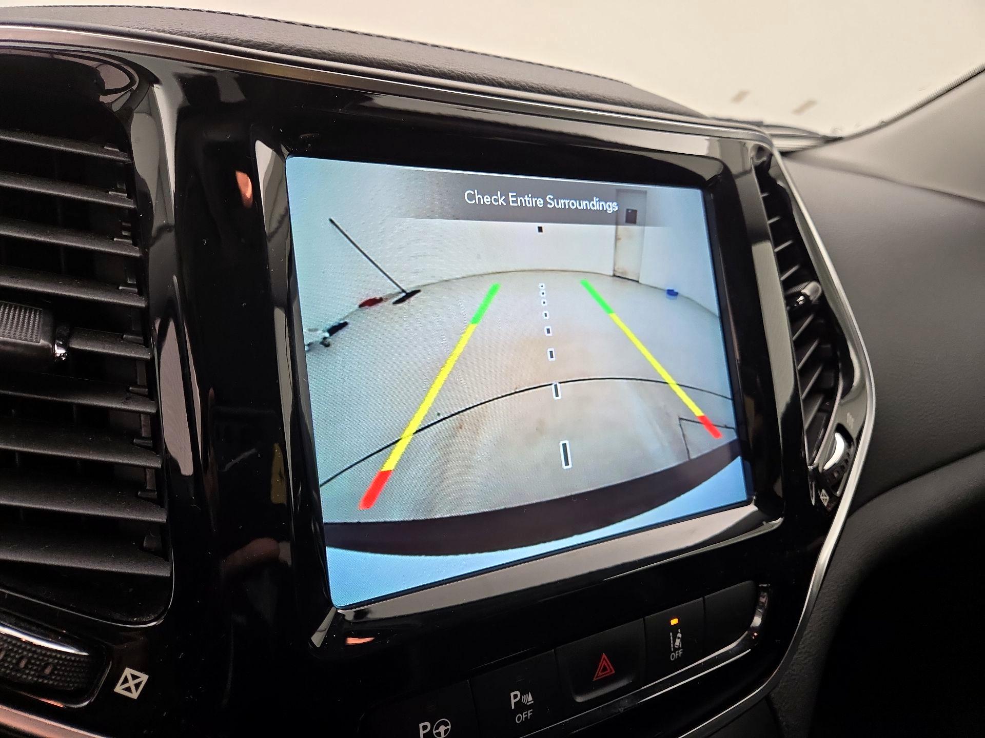 Thumbnail: 2019 Jeep Cherokee - 14