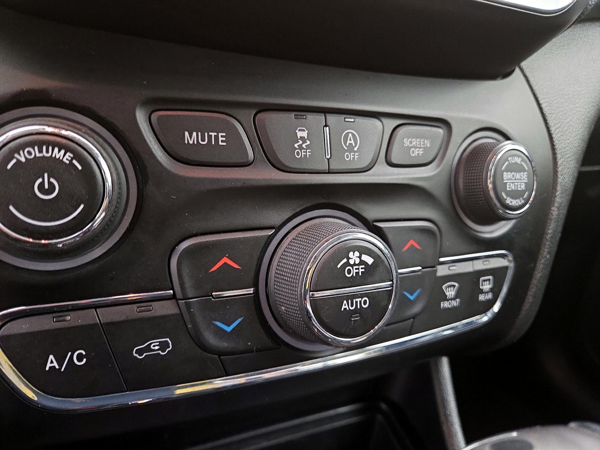 Thumbnail: 2019 Jeep Cherokee - 16