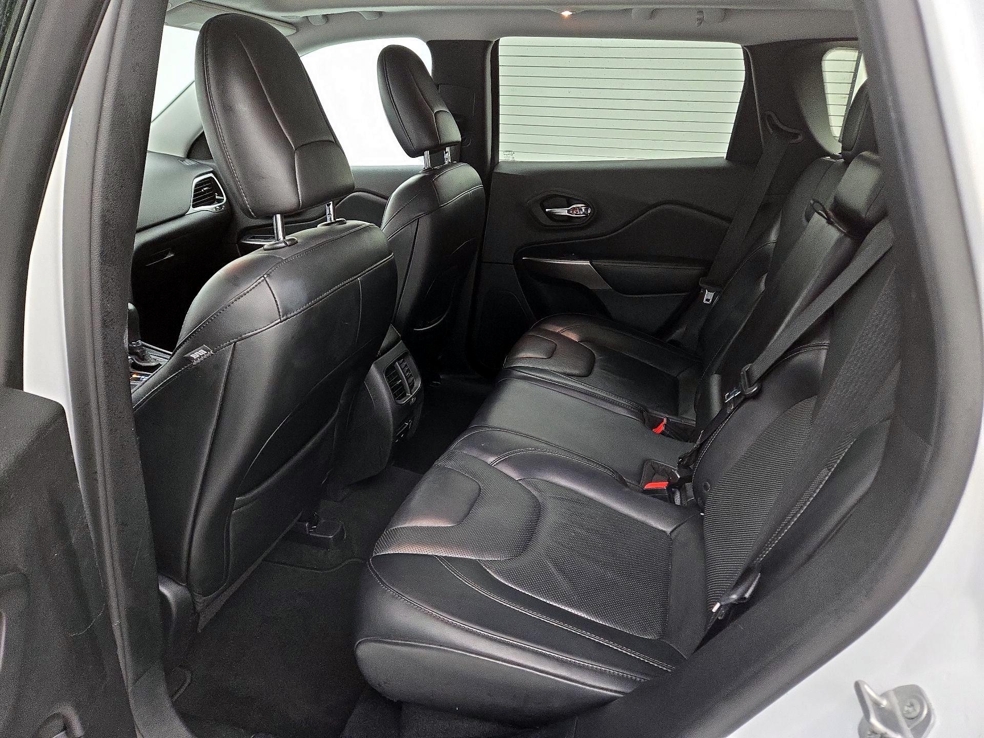 Thumbnail: 2019 Jeep Cherokee - 18