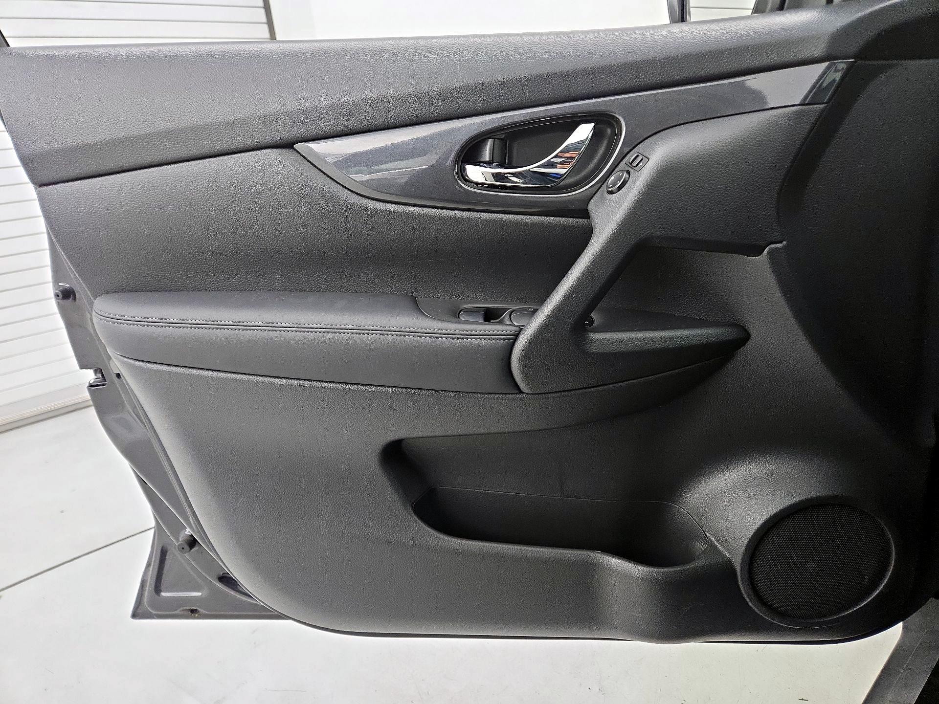 Thumbnail: 2017 Nissan Rogue - 12