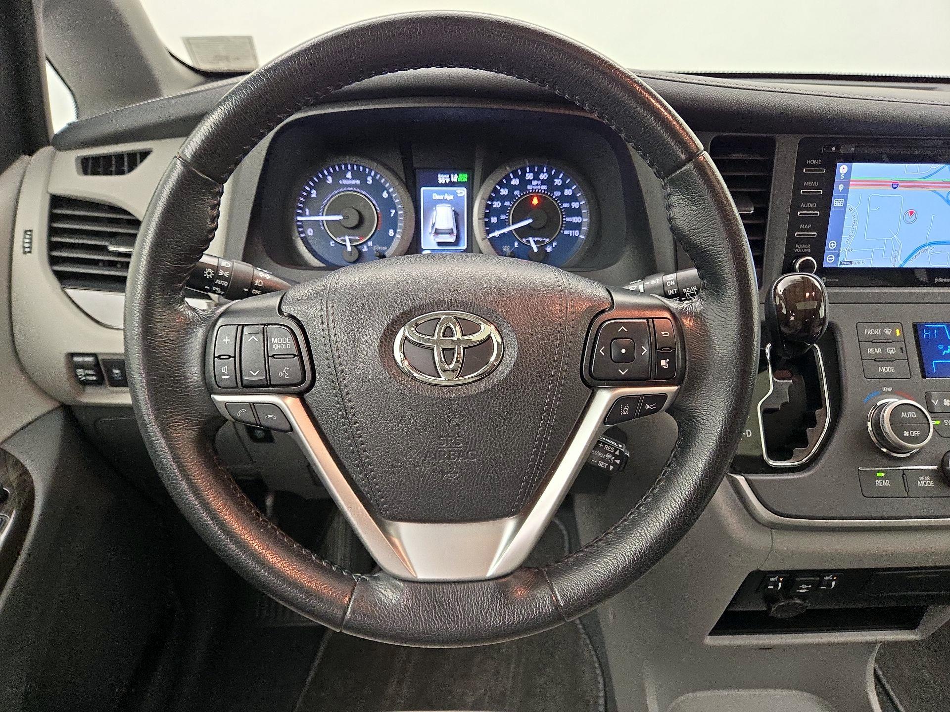 Thumbnail: 2020 Toyota Sienna - 10