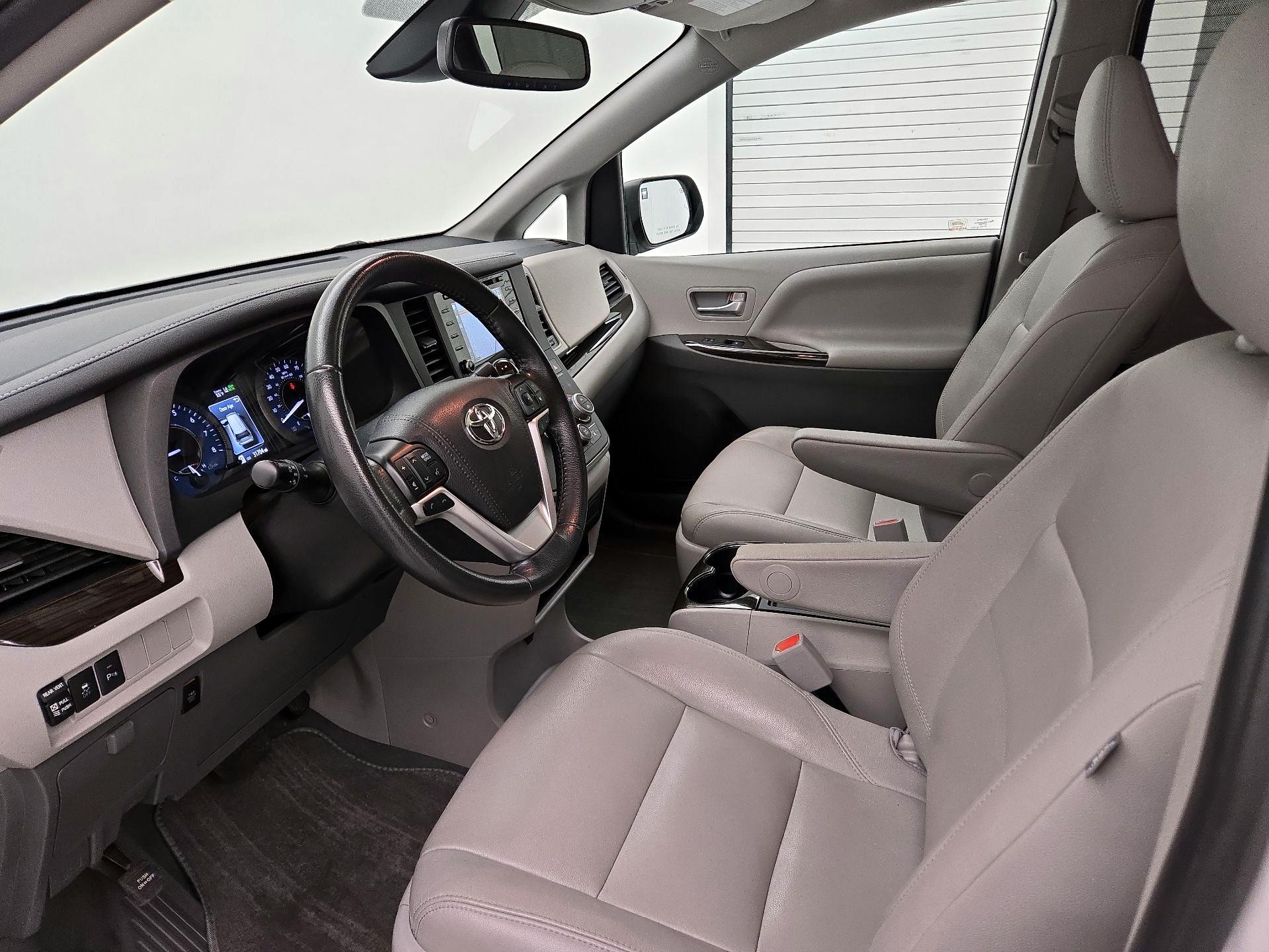 Thumbnail: 2020 Toyota Sienna - 11