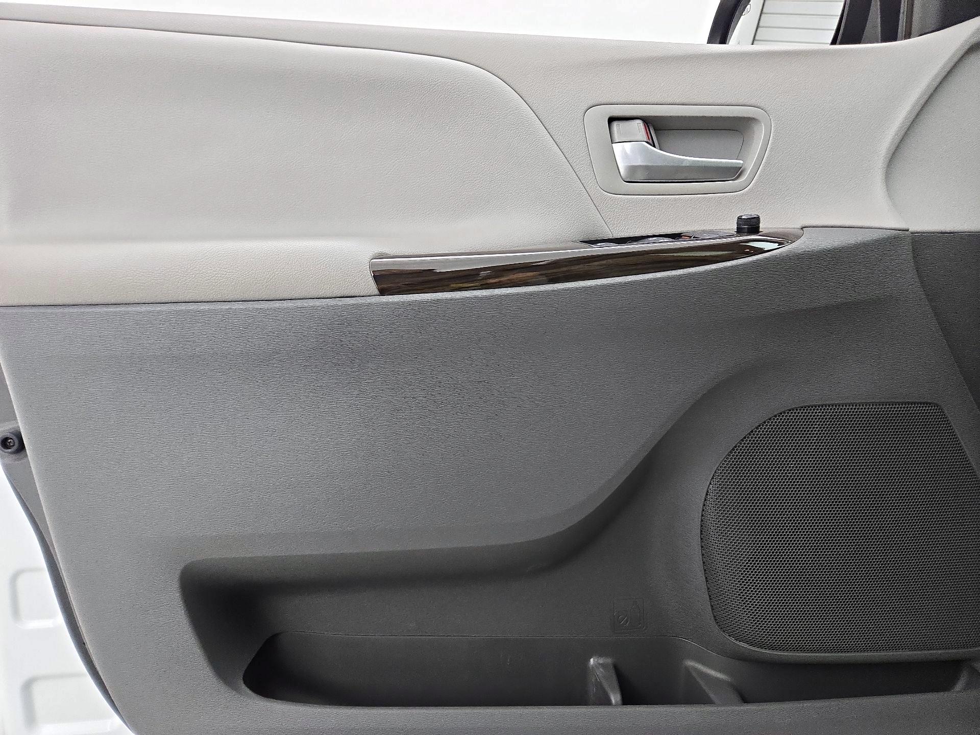 Thumbnail: 2020 Toyota Sienna - 12