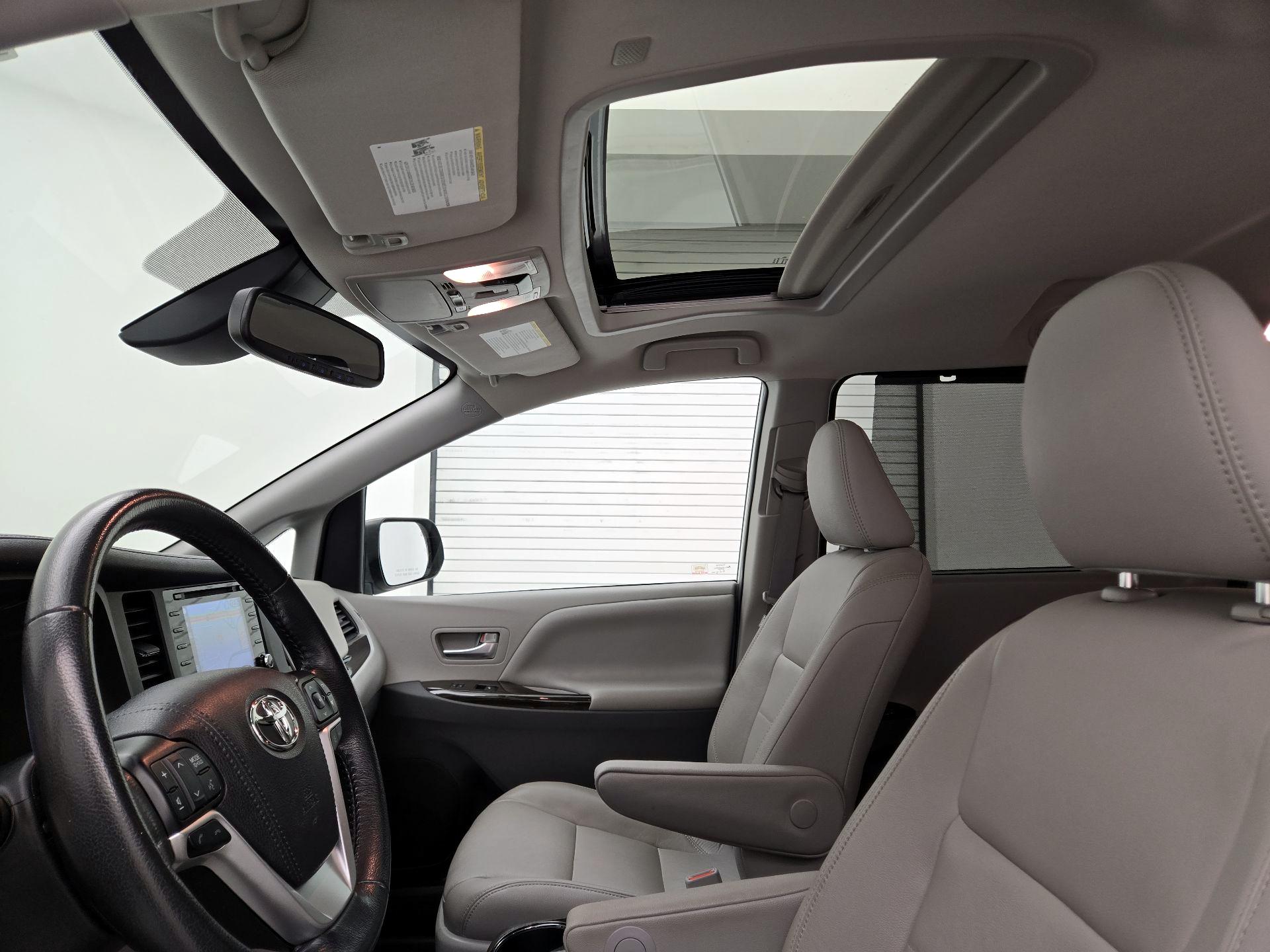 Thumbnail: 2020 Toyota Sienna - 20