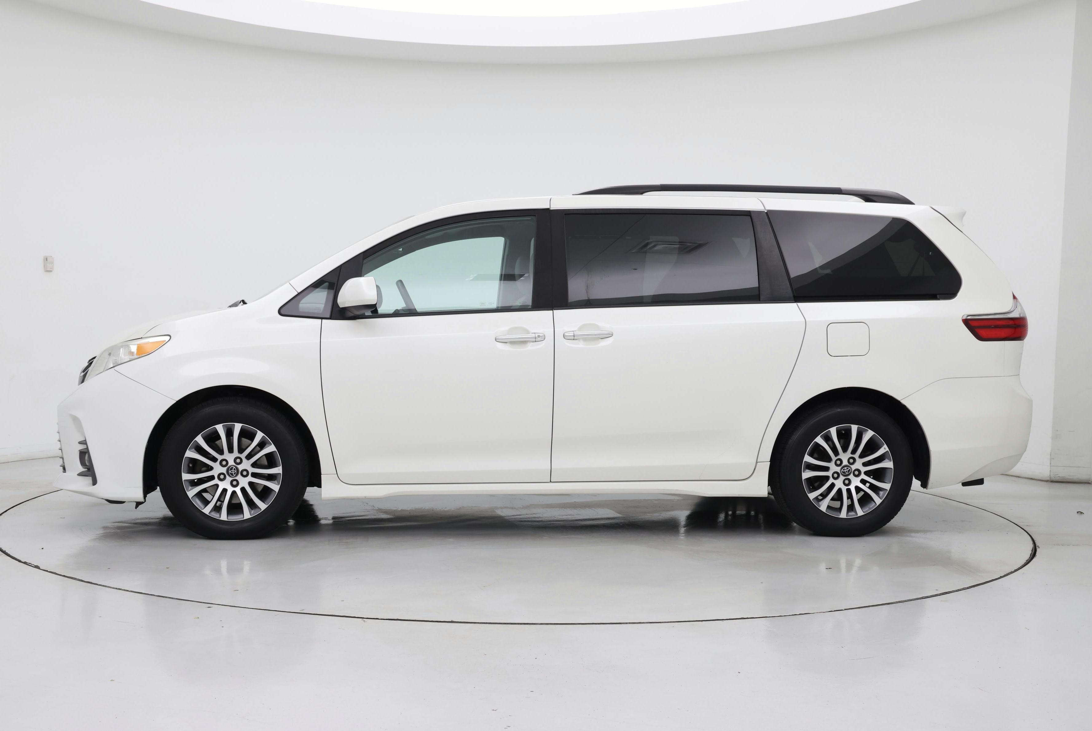 Thumbnail: 2020 Toyota Sienna - 3