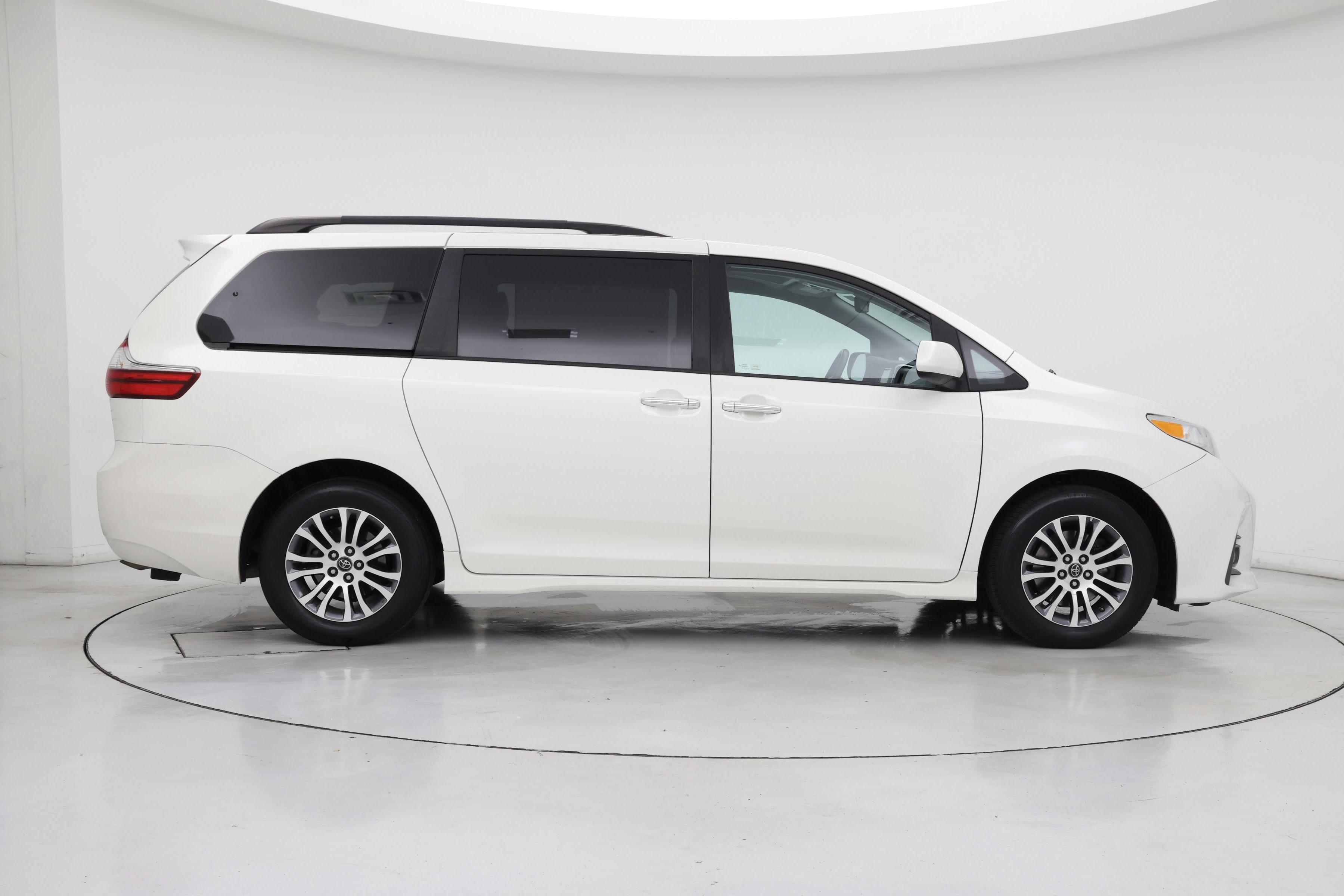 Thumbnail: 2020 Toyota Sienna - 7