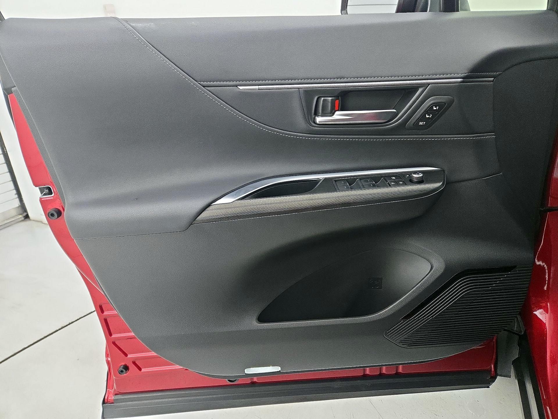 Thumbnail: 2022 Toyota Venza - 12