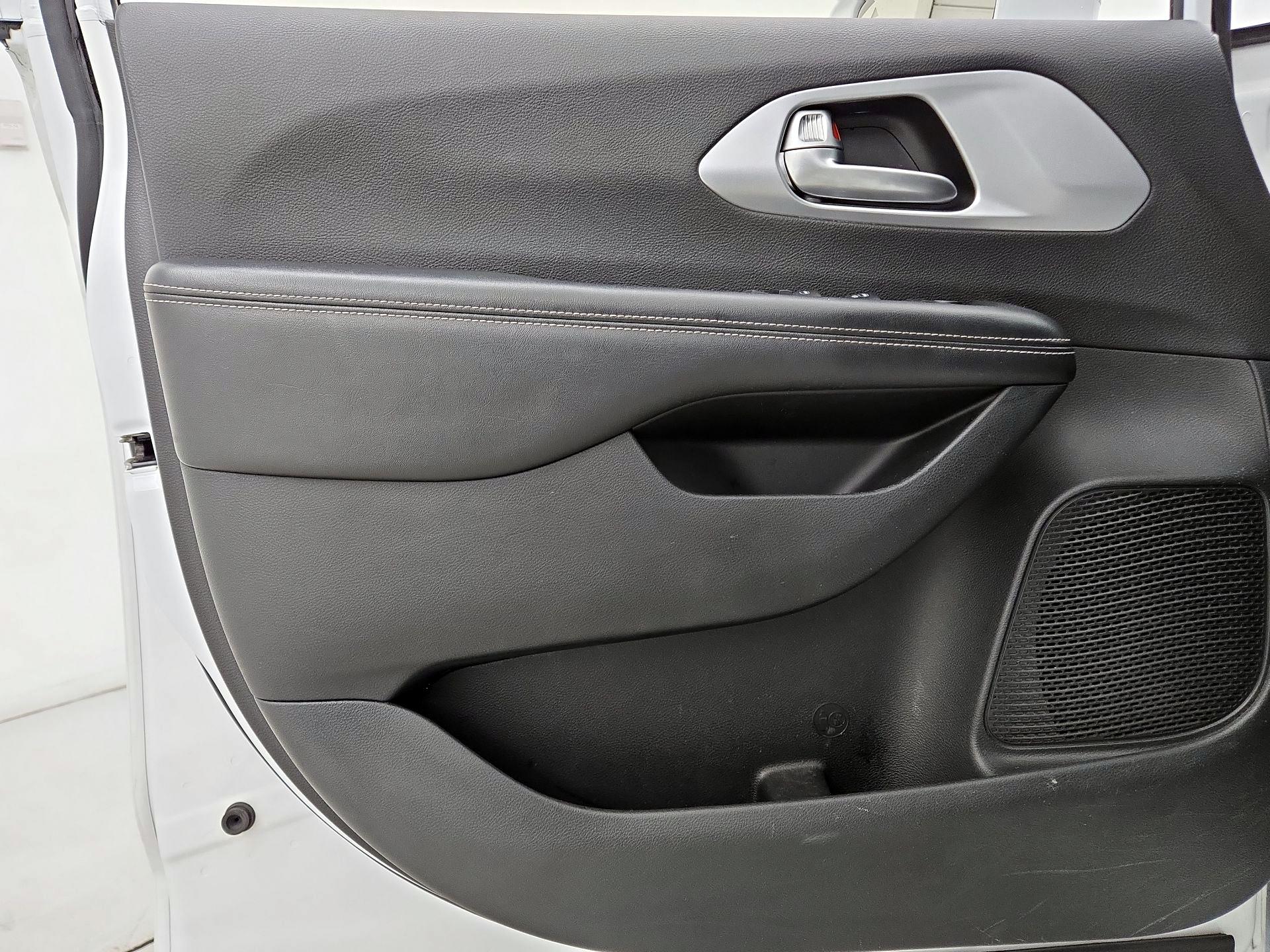 Thumbnail: 2018 Chrysler Pacifica - 12