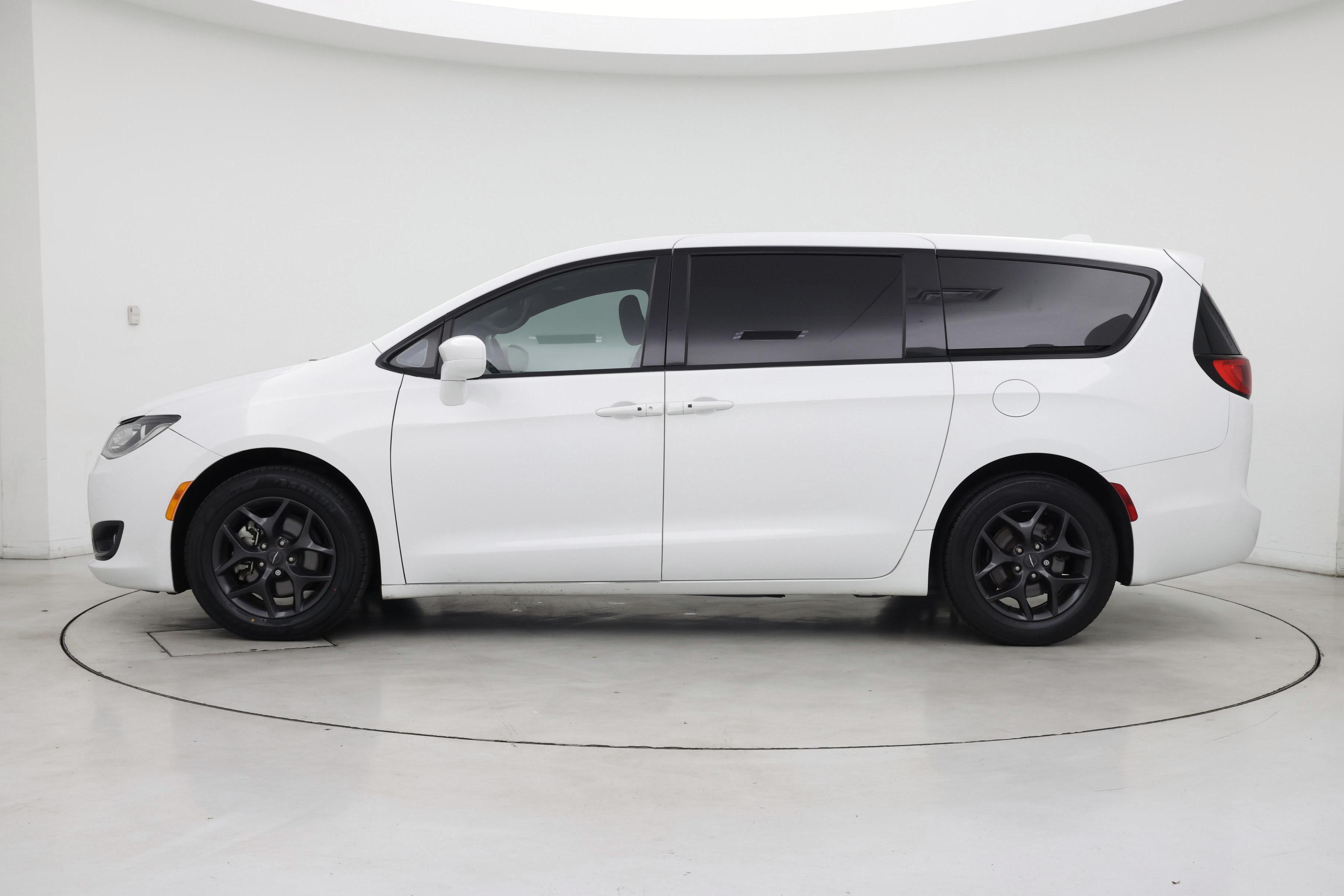 Thumbnail: 2018 Chrysler Pacifica - 3
