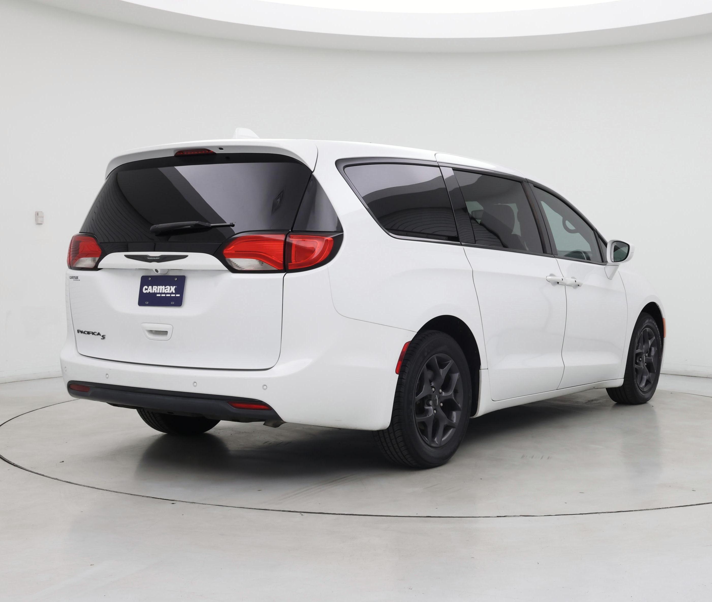 Thumbnail: 2018 Chrysler Pacifica - 8