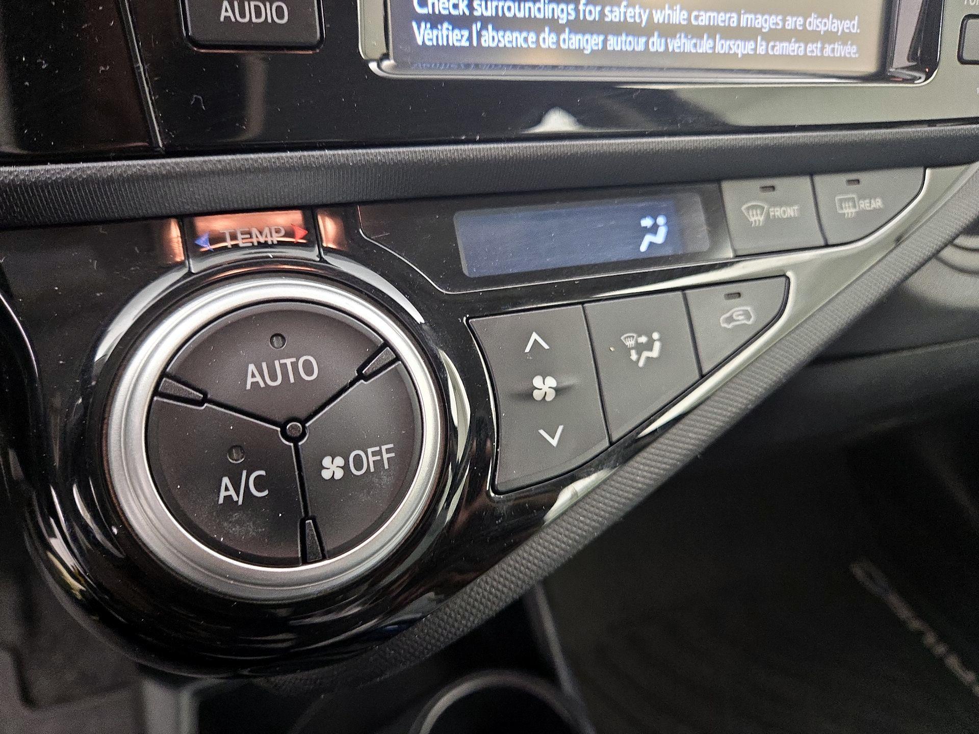 Thumbnail: 2015 Toyota Prius c - 14