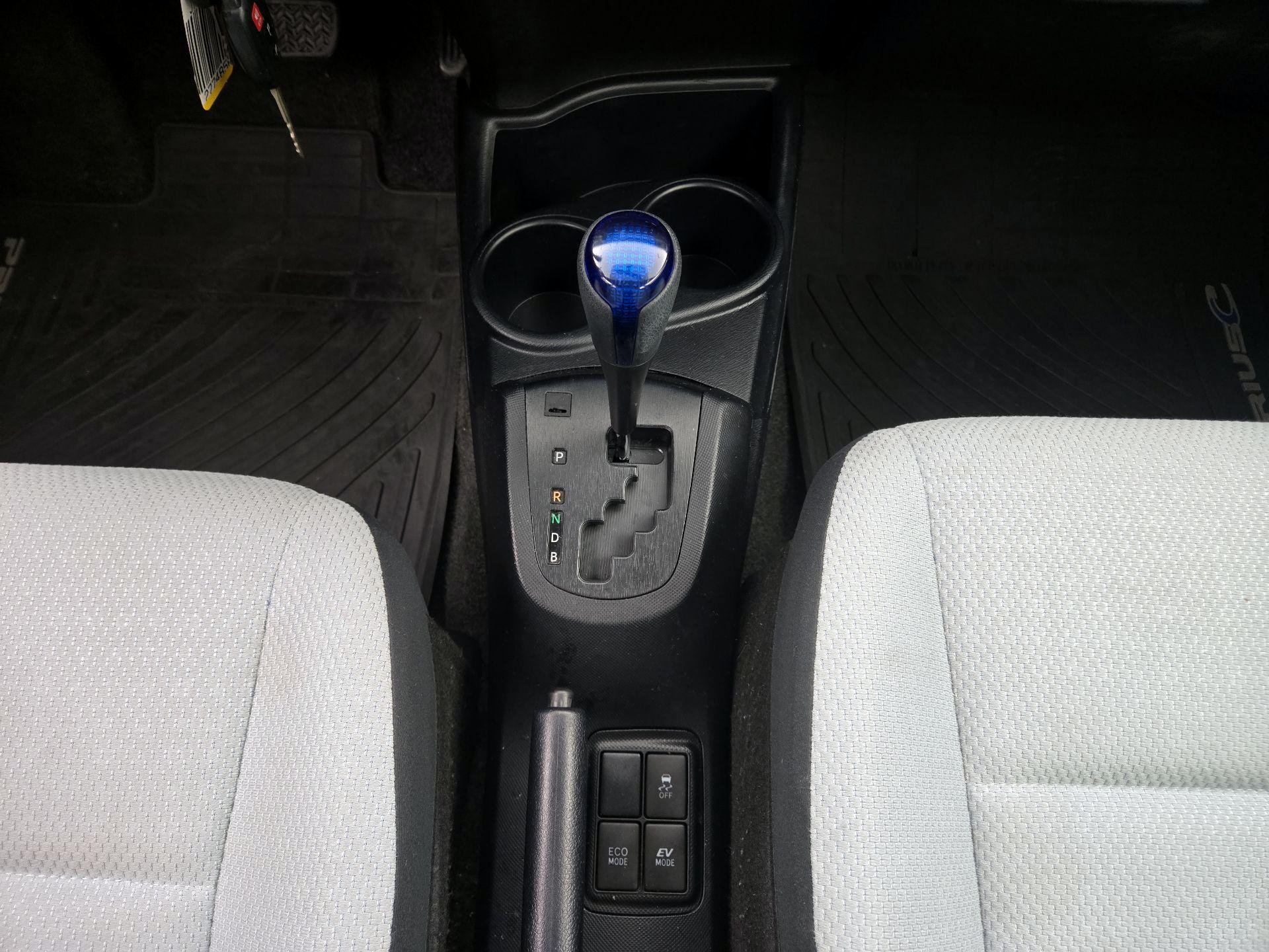 Thumbnail: 2015 Toyota Prius c - 15