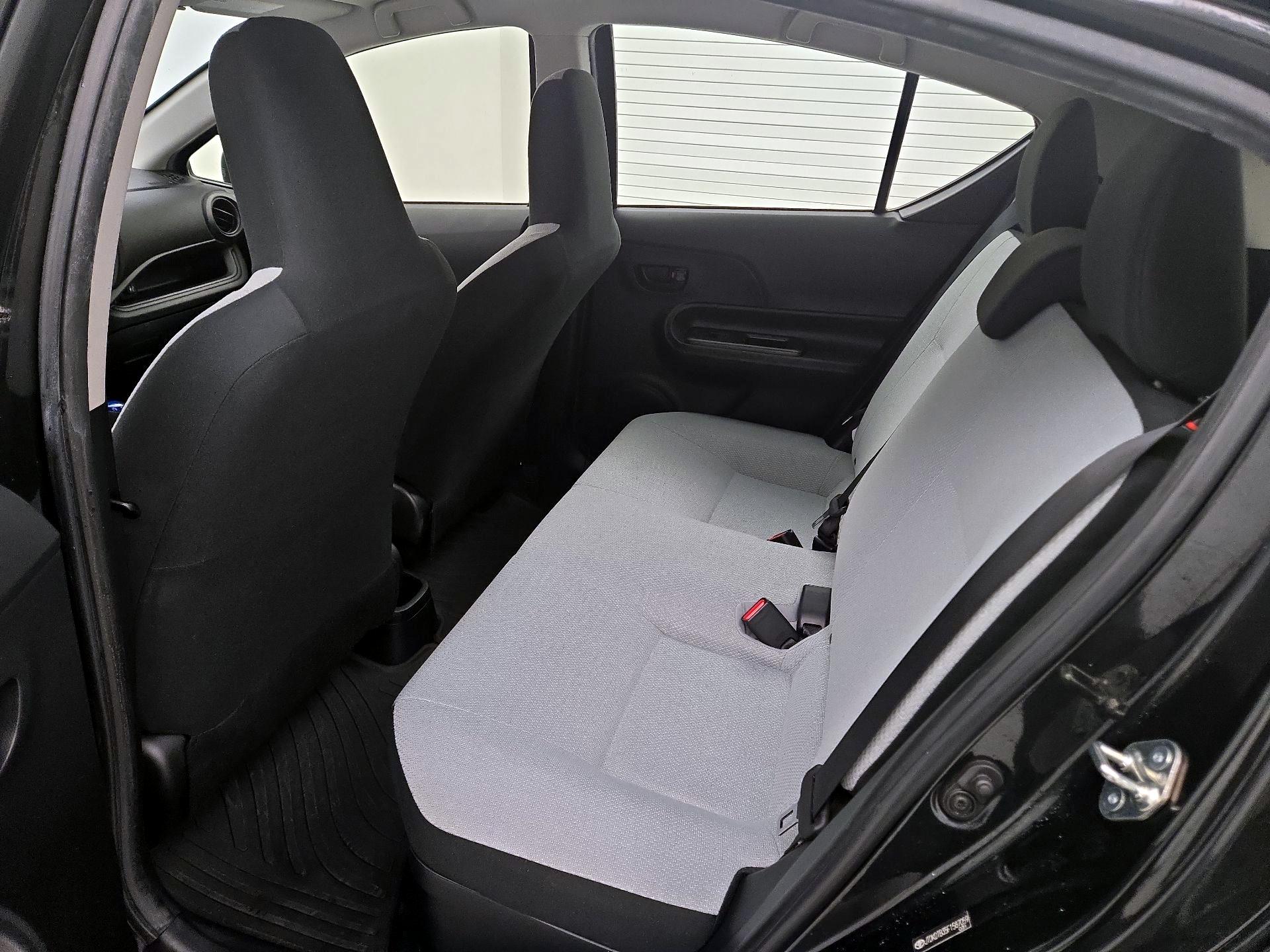 Thumbnail: 2015 Toyota Prius c - 16